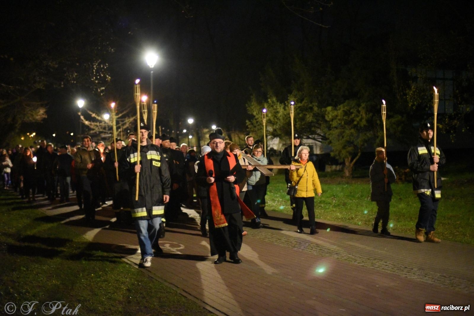 Zdjęcie w galerii na portalu naszraciborz.pl: Droga krzyżowa ulicami Raciborza [FOTO i WIDEO] wiadomości z regionu