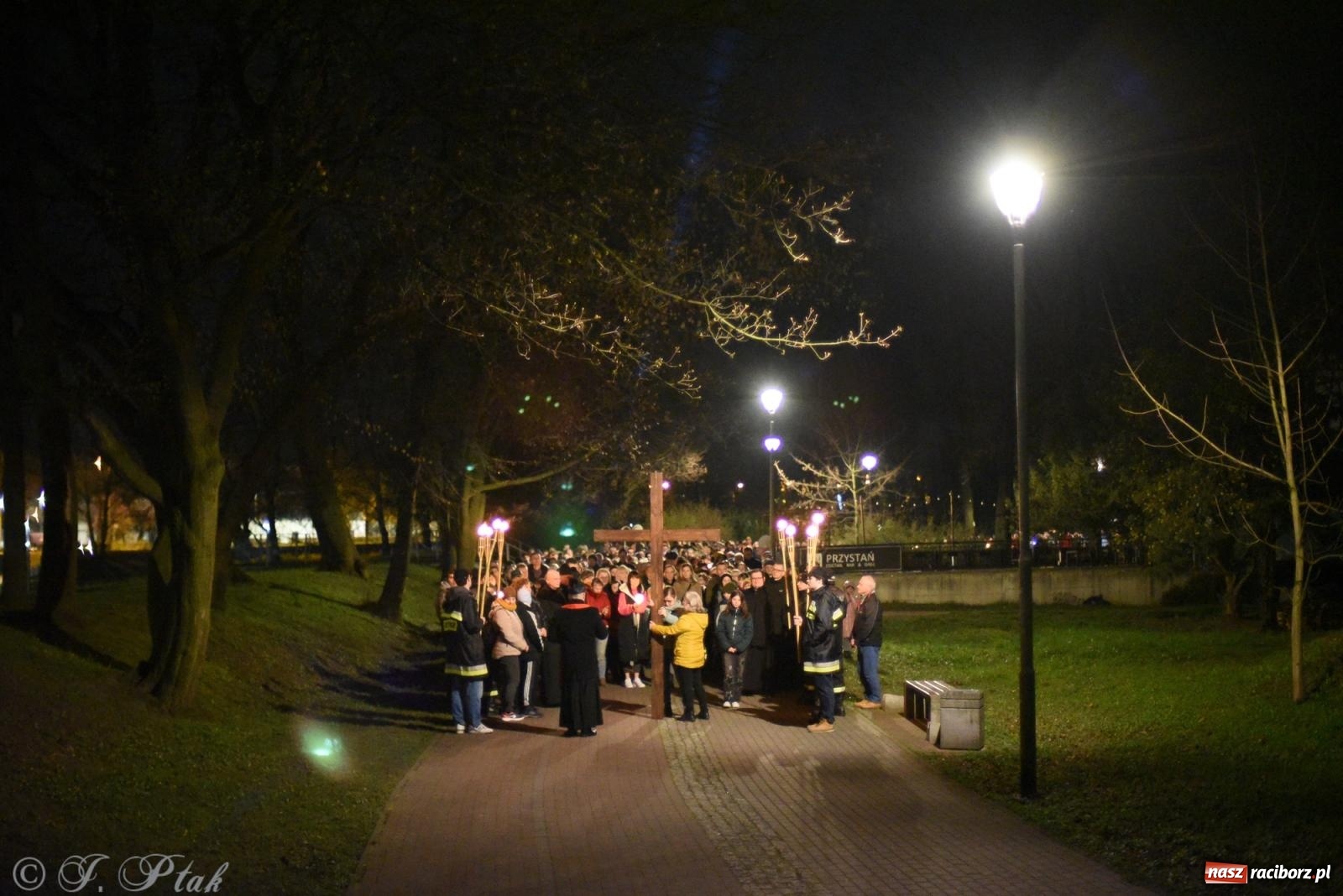 Zdjęcie w galerii na portalu naszraciborz.pl: Droga krzyżowa ulicami Raciborza [FOTO i WIDEO] wiadomości z regionu