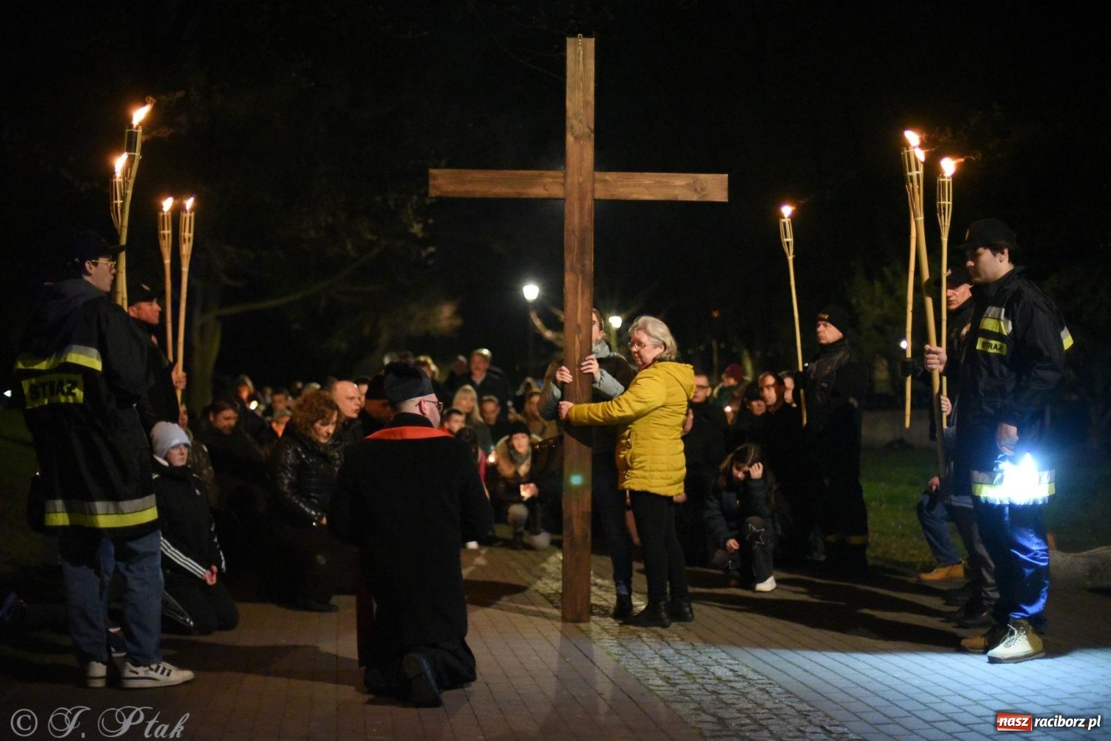 Zdjęcie w galerii na portalu naszraciborz.pl: Droga krzyżowa ulicami Raciborza [FOTO i WIDEO] wiadomości z regionu
