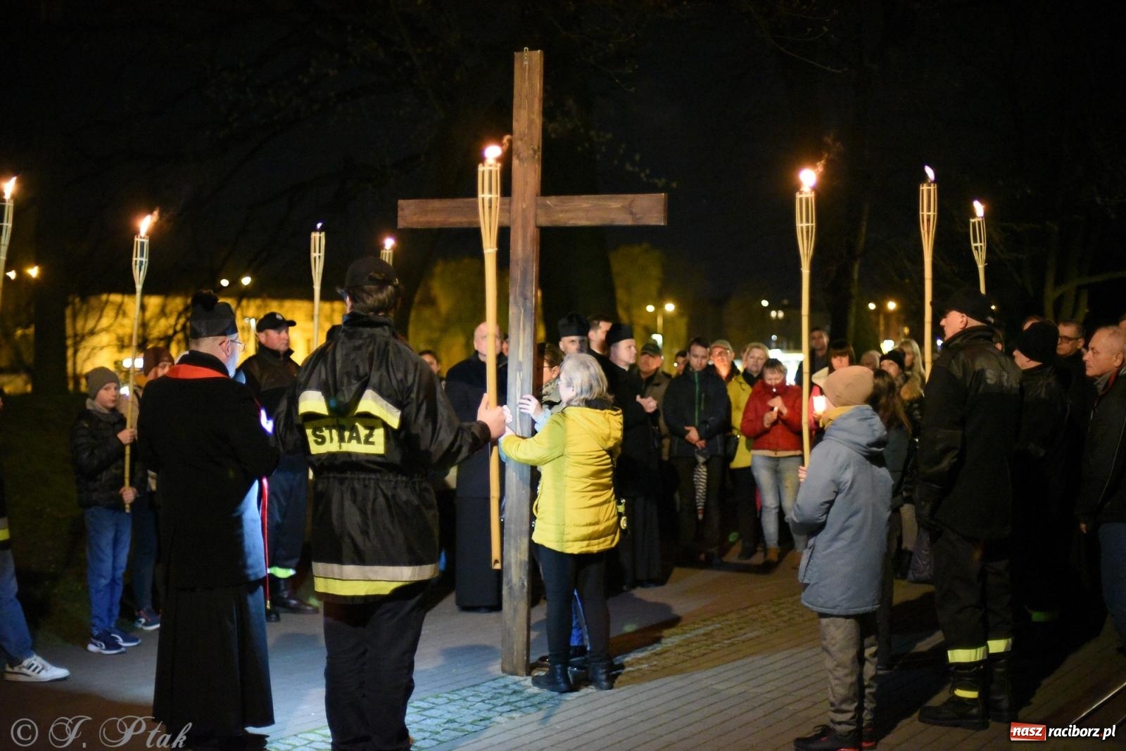 Zdjęcie w galerii na portalu naszraciborz.pl: Droga krzyżowa ulicami Raciborza [FOTO i WIDEO] wiadomości z regionu