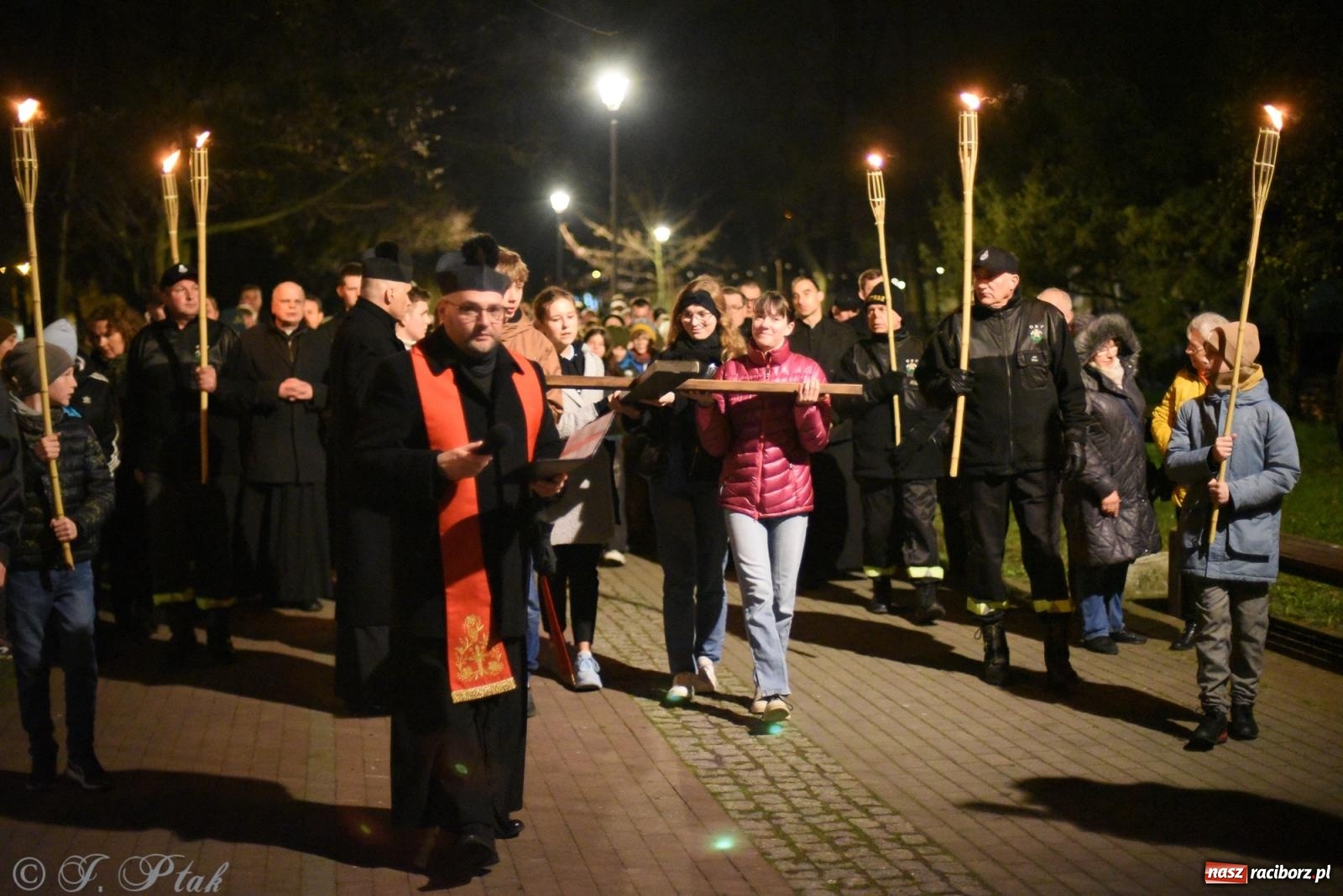 Zdjęcie w galerii na portalu naszraciborz.pl: Droga krzyżowa ulicami Raciborza [FOTO i WIDEO] wiadomości z regionu