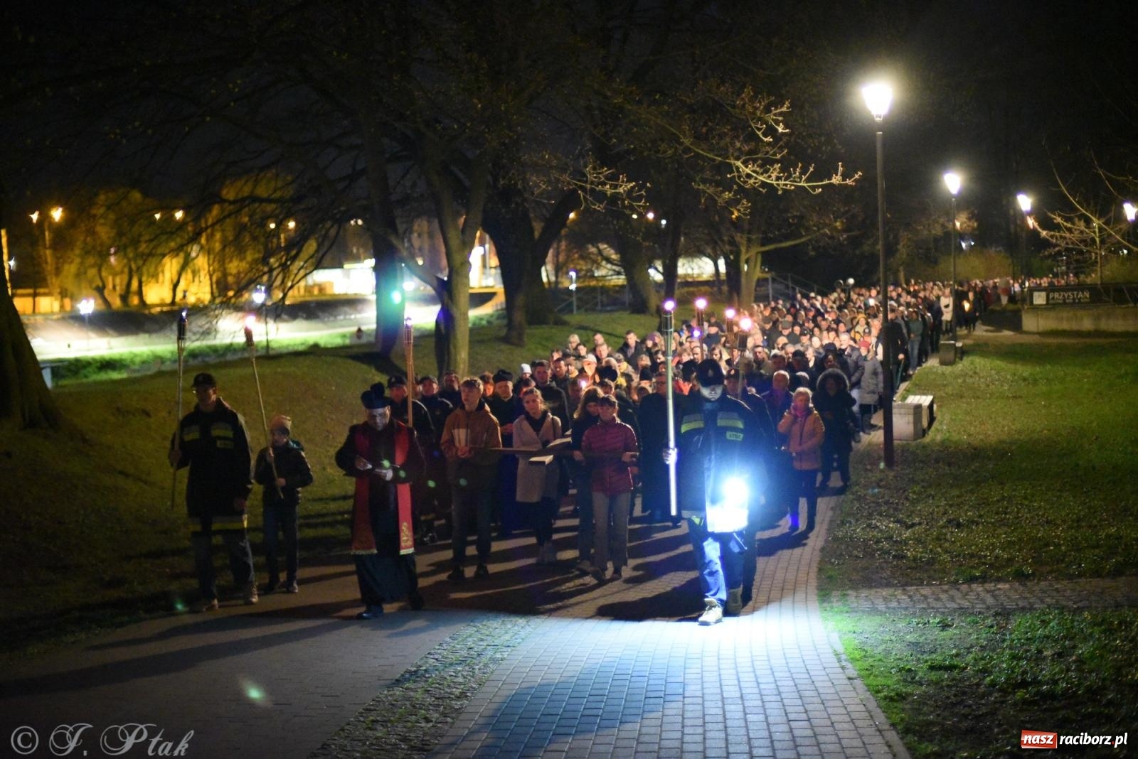 Zdjęcie w galerii na portalu naszraciborz.pl: Droga krzyżowa ulicami Raciborza [FOTO i WIDEO] wiadomości z regionu