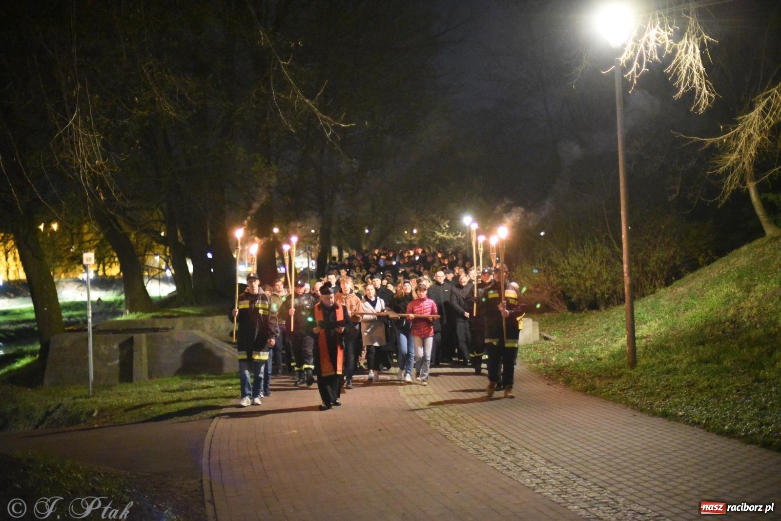 Zdjęcie w galerii na portalu naszraciborz.pl: Droga krzyżowa ulicami Raciborza [FOTO i WIDEO] wiadomości z regionu