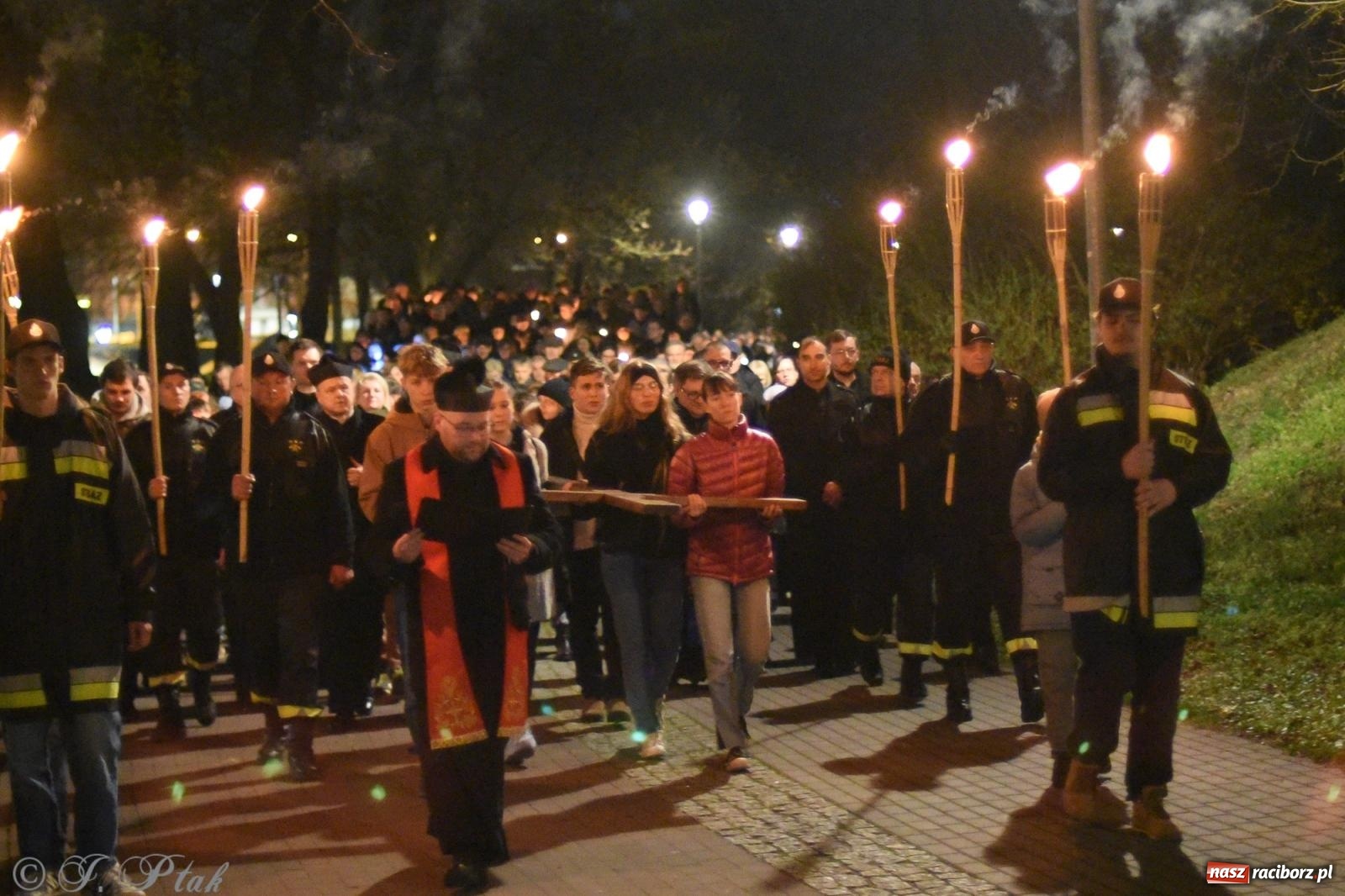 Zdjęcie w galerii na portalu naszraciborz.pl: Droga krzyżowa ulicami Raciborza [FOTO i WIDEO] wiadomości z regionu