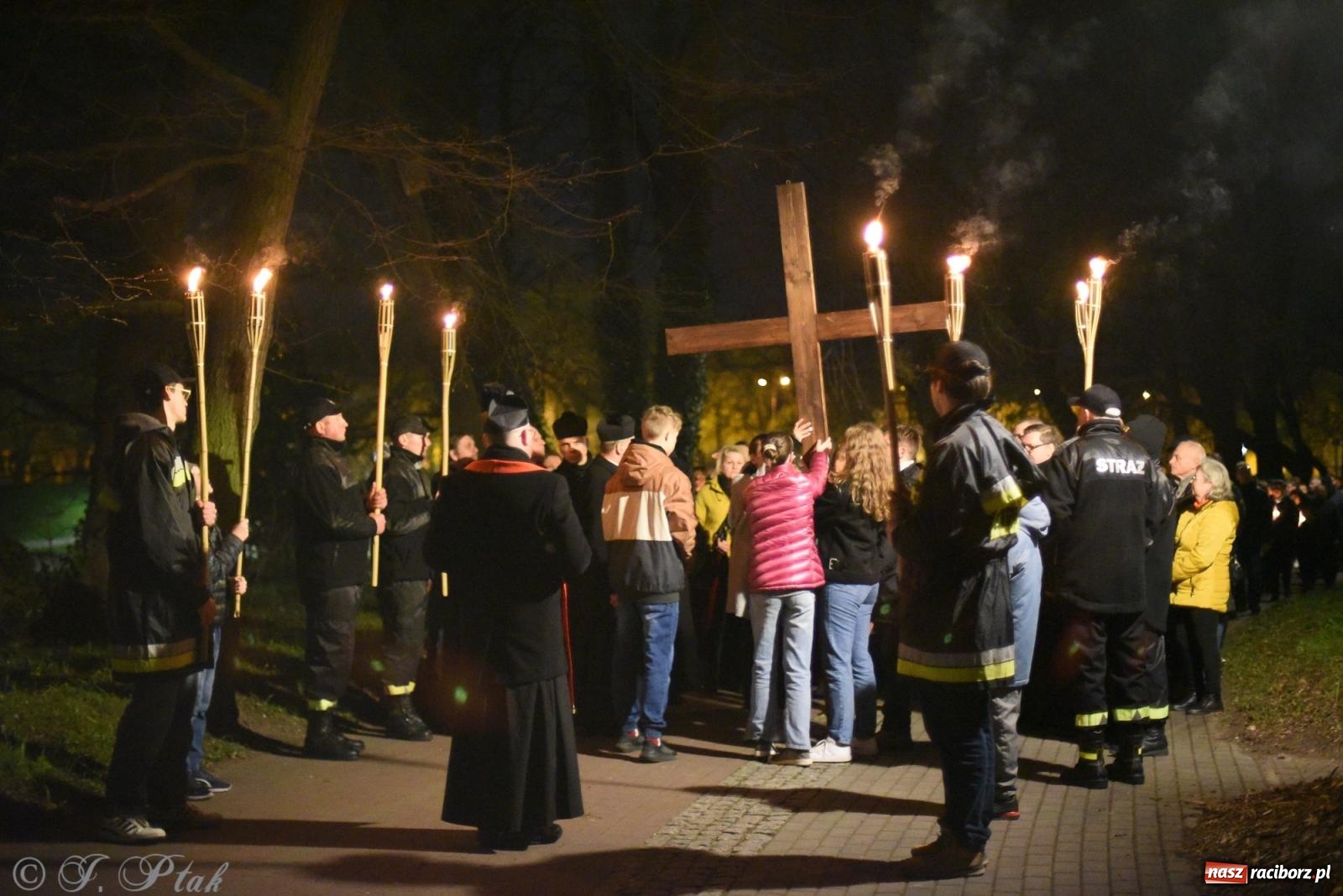 Zdjęcie w galerii na portalu naszraciborz.pl: Droga krzyżowa ulicami Raciborza [FOTO i WIDEO] wiadomości z regionu
