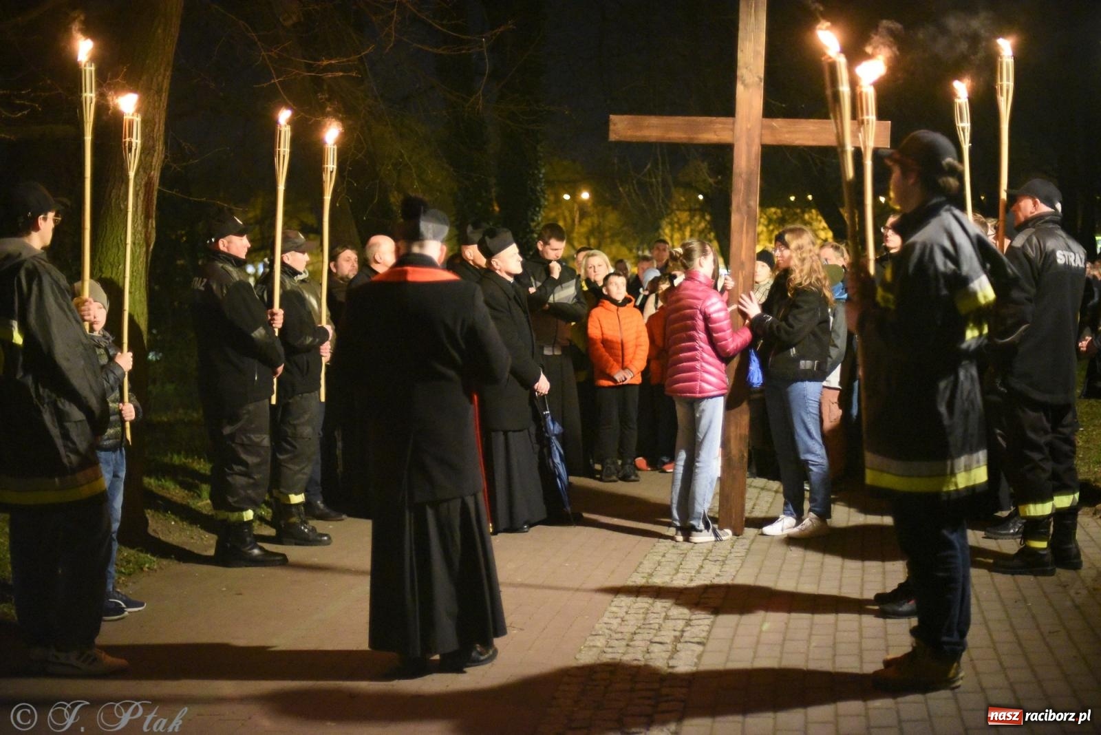 Zdjęcie w galerii na portalu naszraciborz.pl: Droga krzyżowa ulicami Raciborza [FOTO i WIDEO] wiadomości z regionu