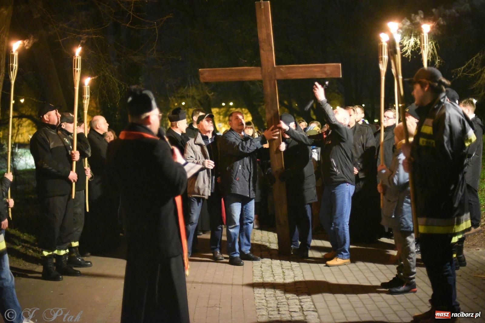 Zdjęcie w galerii na portalu naszraciborz.pl: Droga krzyżowa ulicami Raciborza [FOTO i WIDEO] wiadomości z regionu