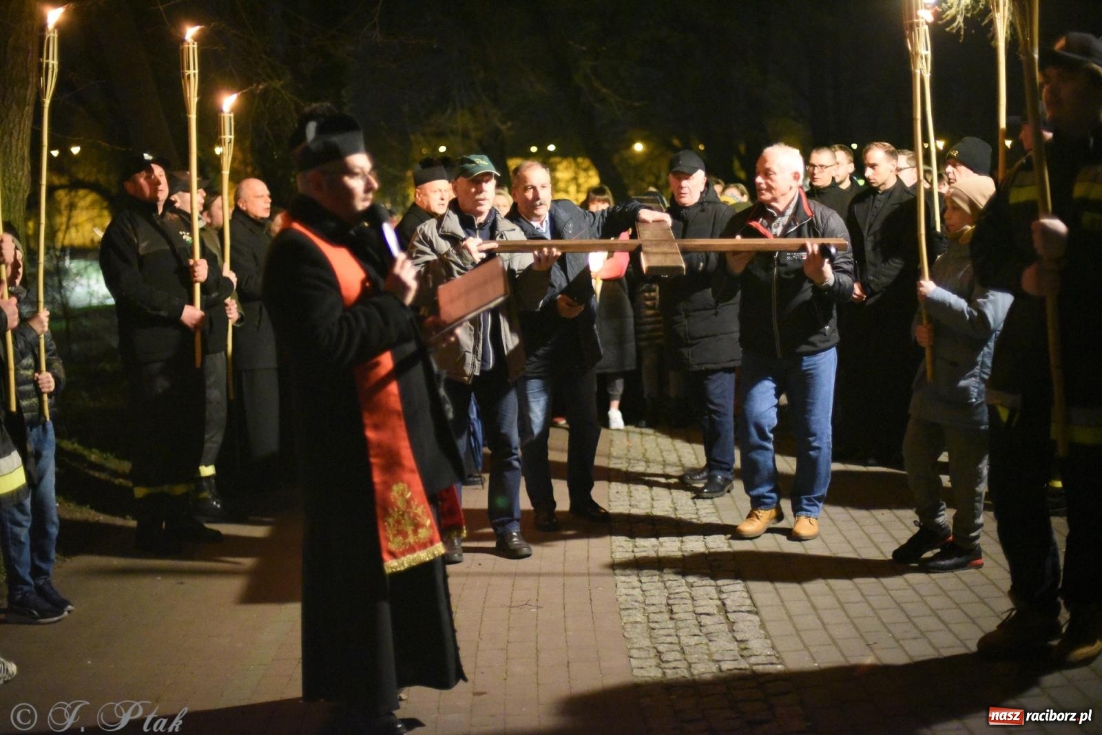 Zdjęcie w galerii na portalu naszraciborz.pl: Droga krzyżowa ulicami Raciborza [FOTO i WIDEO] wiadomości z regionu