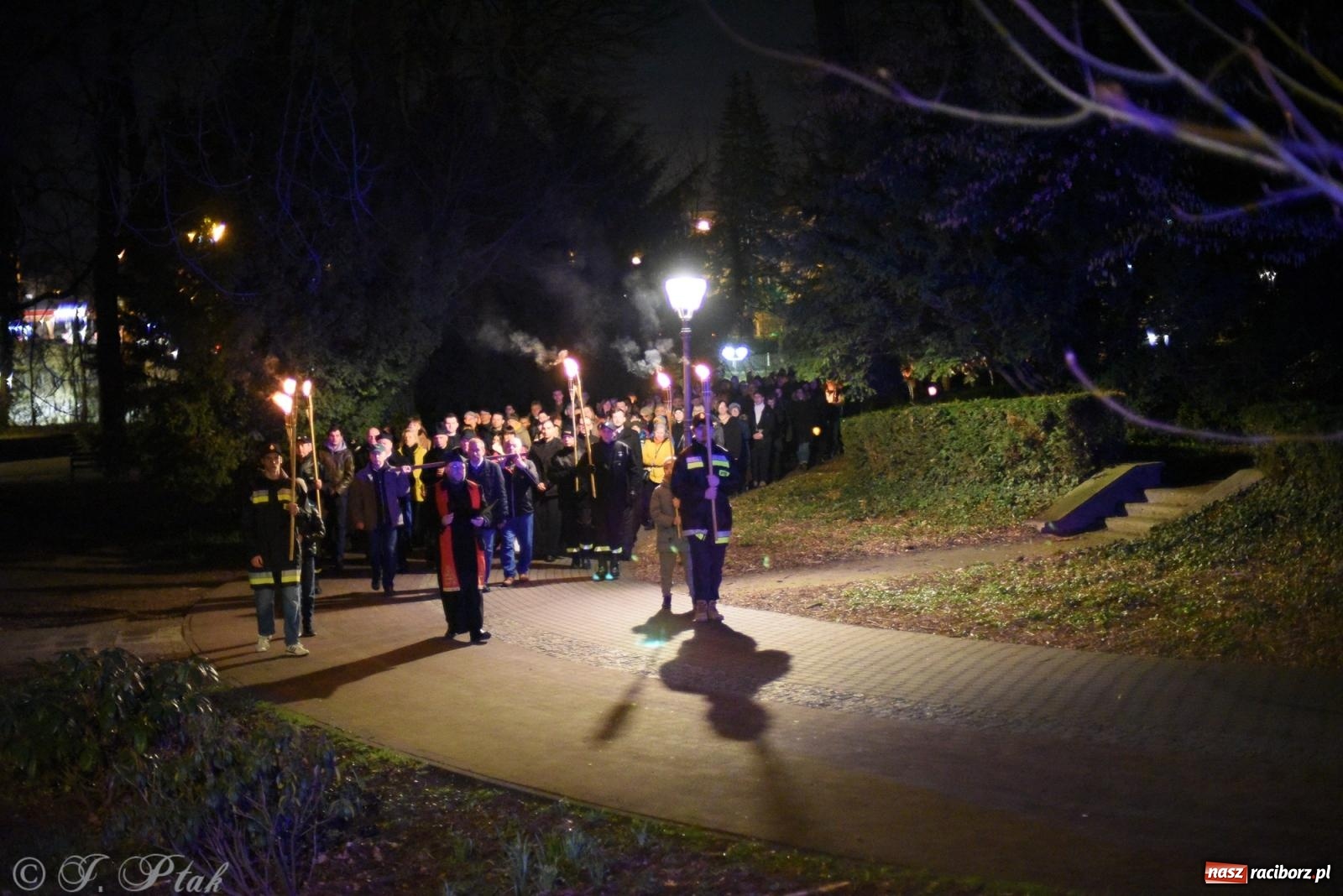 Zdjęcie w galerii na portalu naszraciborz.pl: Droga krzyżowa ulicami Raciborza [FOTO i WIDEO] wiadomości z regionu