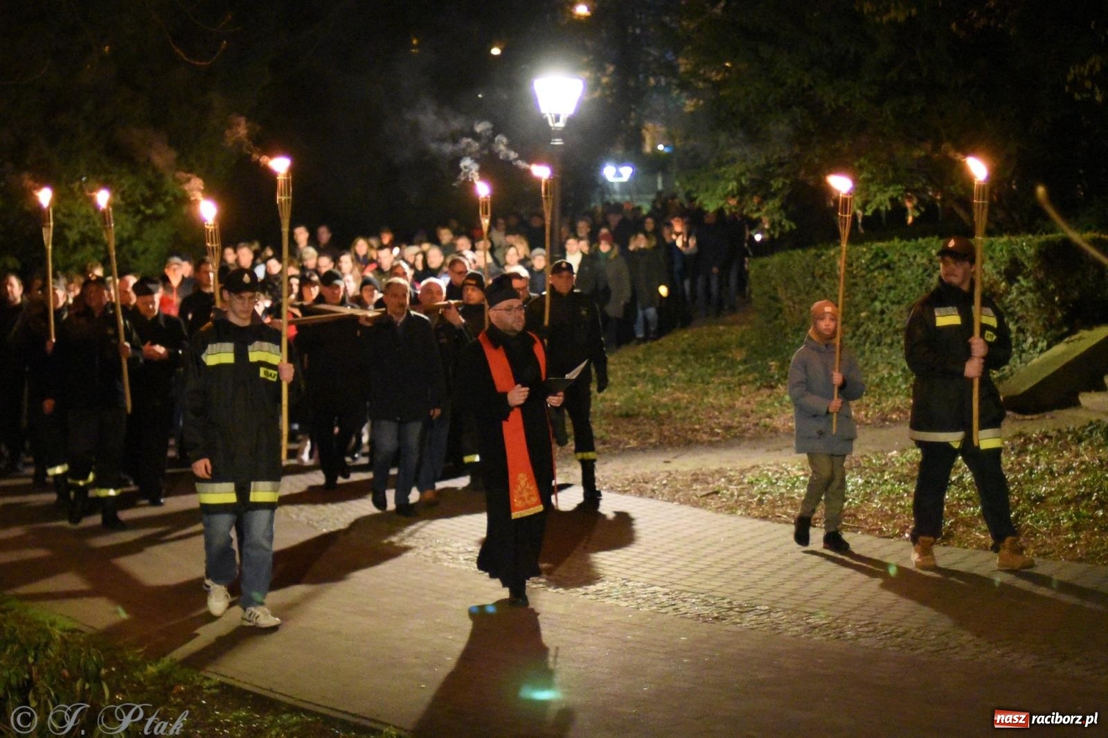 Zdjęcie w galerii na portalu naszraciborz.pl: Droga krzyżowa ulicami Raciborza [FOTO i WIDEO] wiadomości z regionu