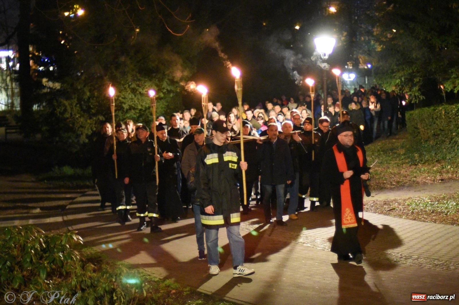 Zdjęcie w galerii na portalu naszraciborz.pl: Droga krzyżowa ulicami Raciborza [FOTO i WIDEO] wiadomości z regionu