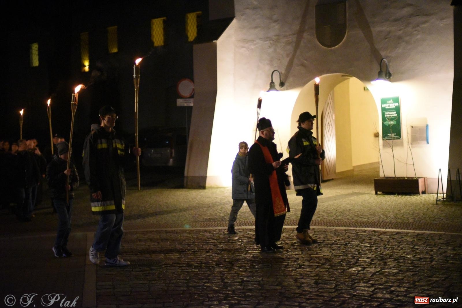 Zdjęcie w galerii na portalu naszraciborz.pl: Droga krzyżowa ulicami Raciborza [FOTO i WIDEO] wiadomości z regionu