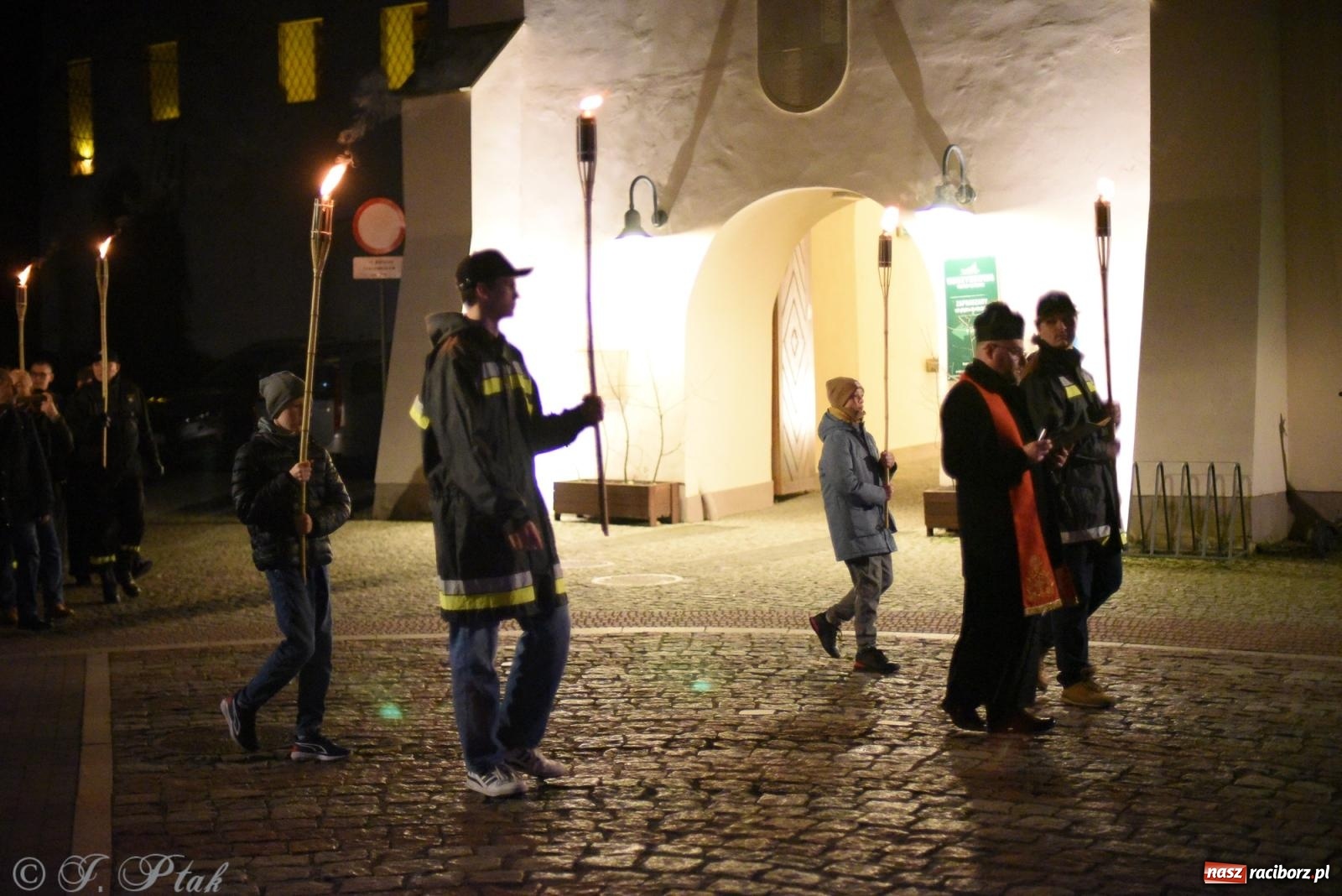 Zdjęcie w galerii na portalu naszraciborz.pl: Droga krzyżowa ulicami Raciborza [FOTO i WIDEO] wiadomości z regionu