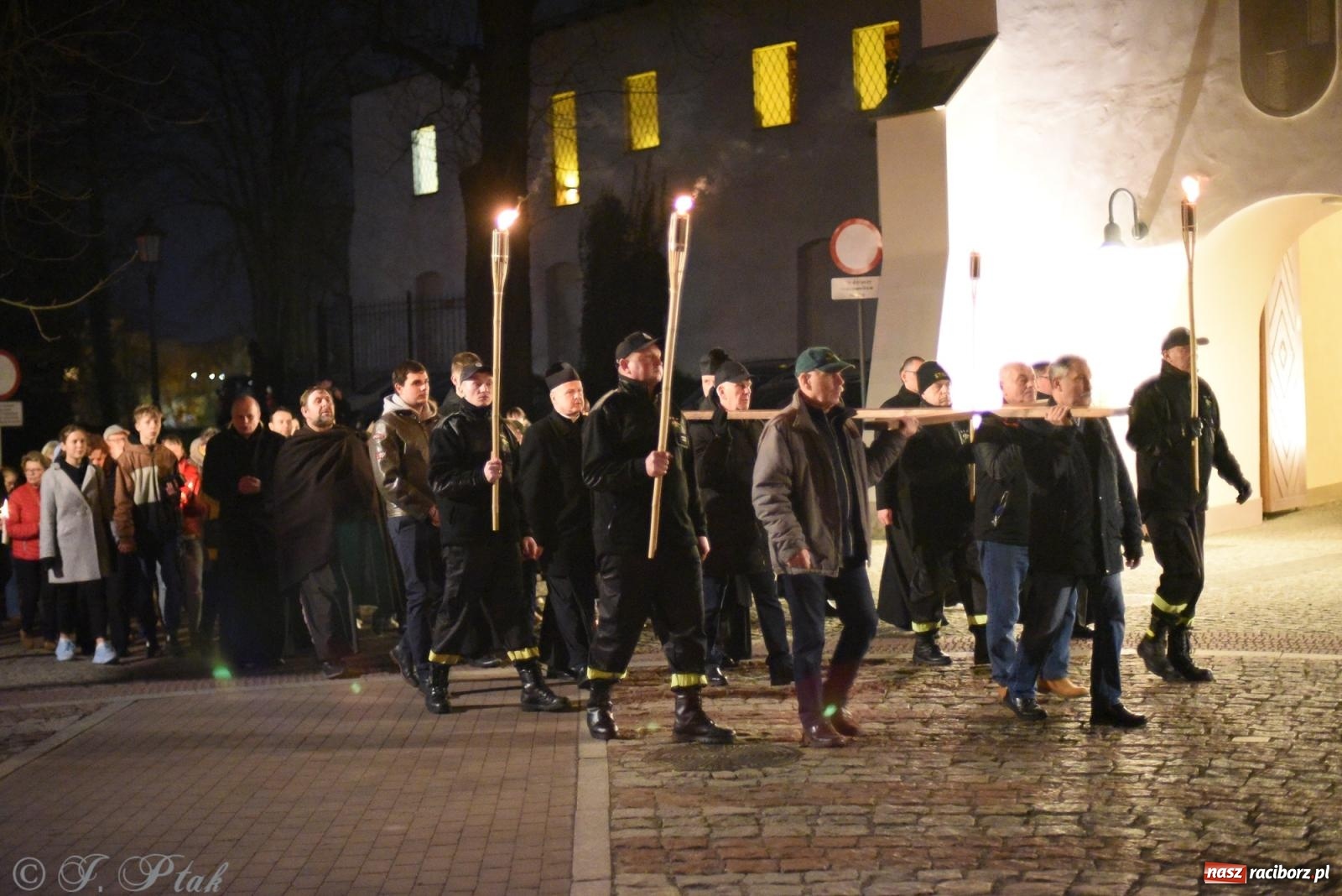 Zdjęcie w galerii na portalu naszraciborz.pl: Droga krzyżowa ulicami Raciborza [FOTO i WIDEO] wiadomości z regionu