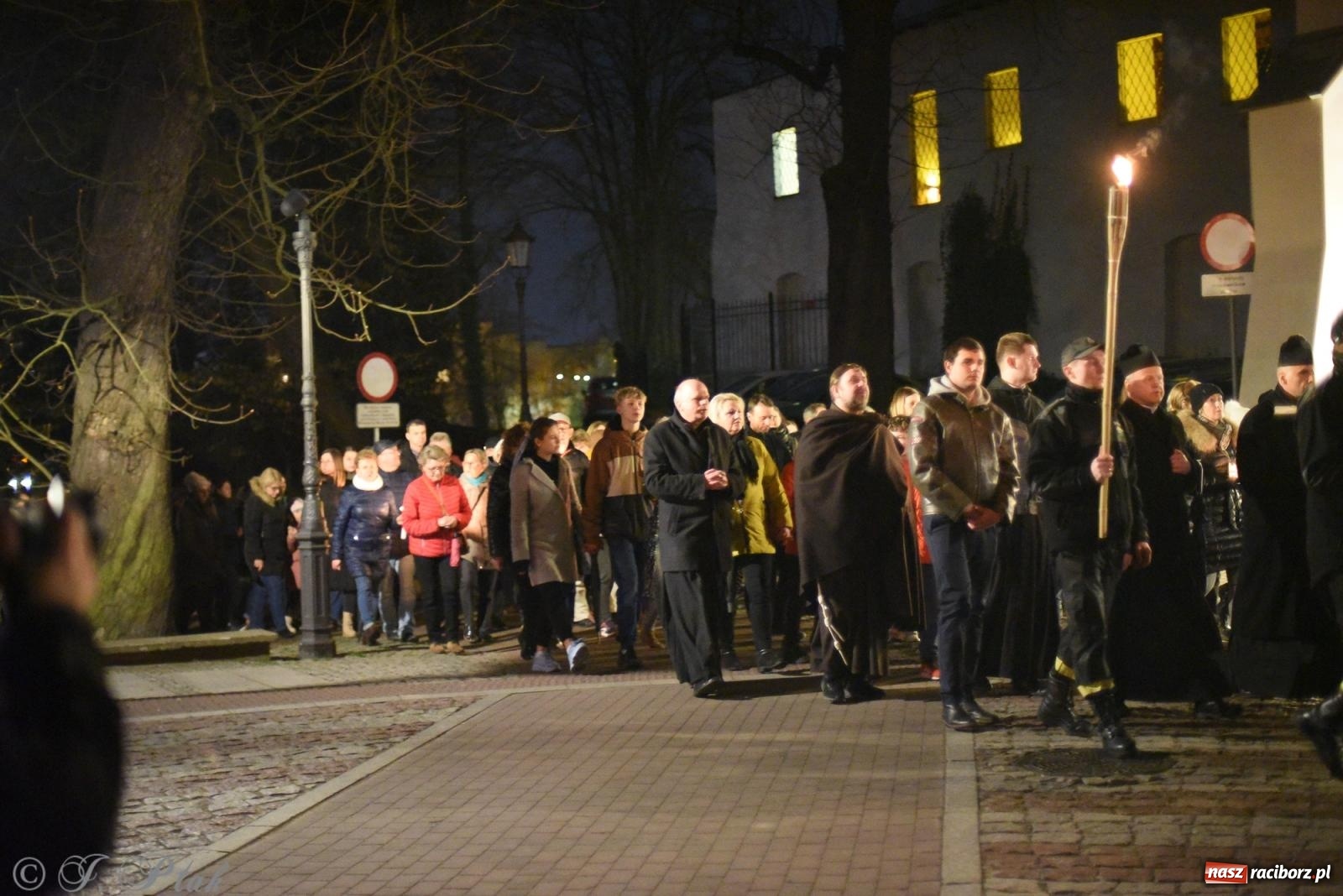 Zdjęcie w galerii na portalu naszraciborz.pl: Droga krzyżowa ulicami Raciborza [FOTO i WIDEO] wiadomości z regionu