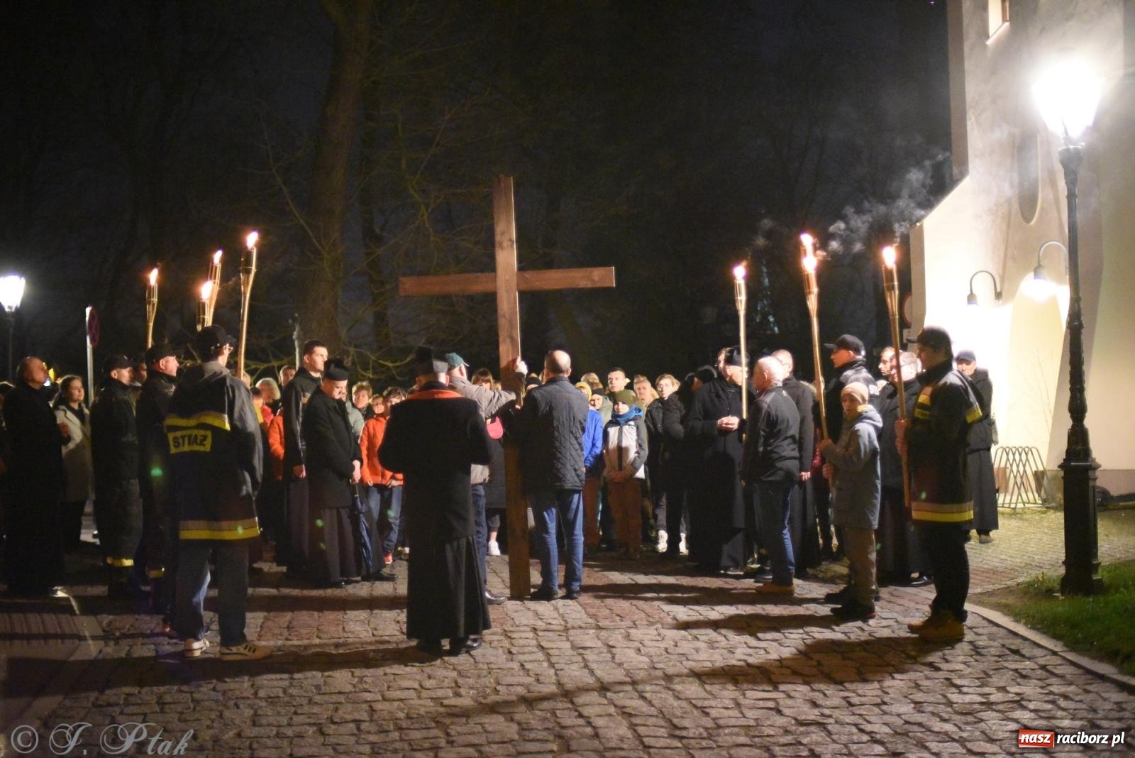 Zdjęcie w galerii na portalu naszraciborz.pl: Droga krzyżowa ulicami Raciborza [FOTO i WIDEO] wiadomości z regionu