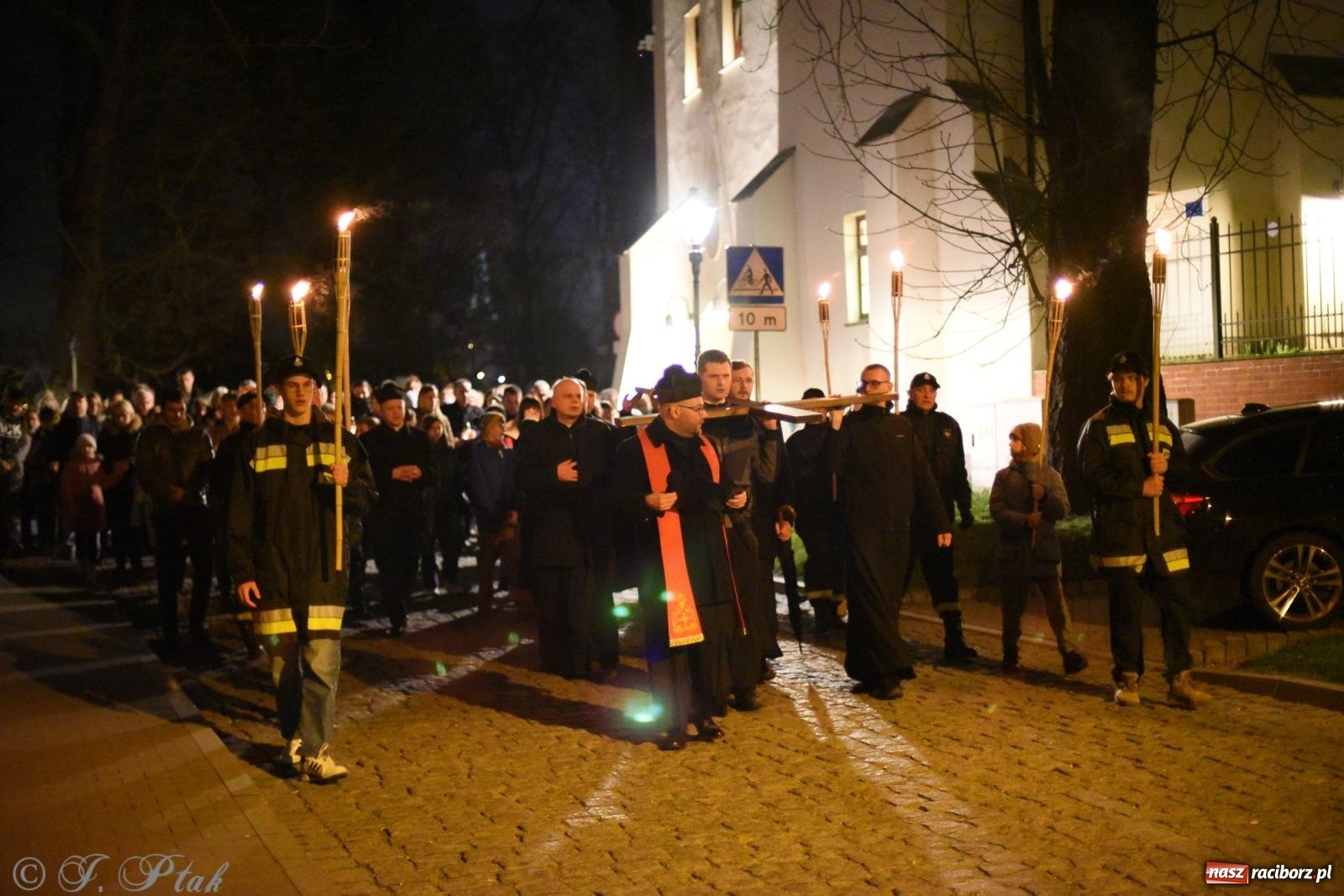 Zdjęcie w galerii na portalu naszraciborz.pl: Droga krzyżowa ulicami Raciborza [FOTO i WIDEO] wiadomości z regionu