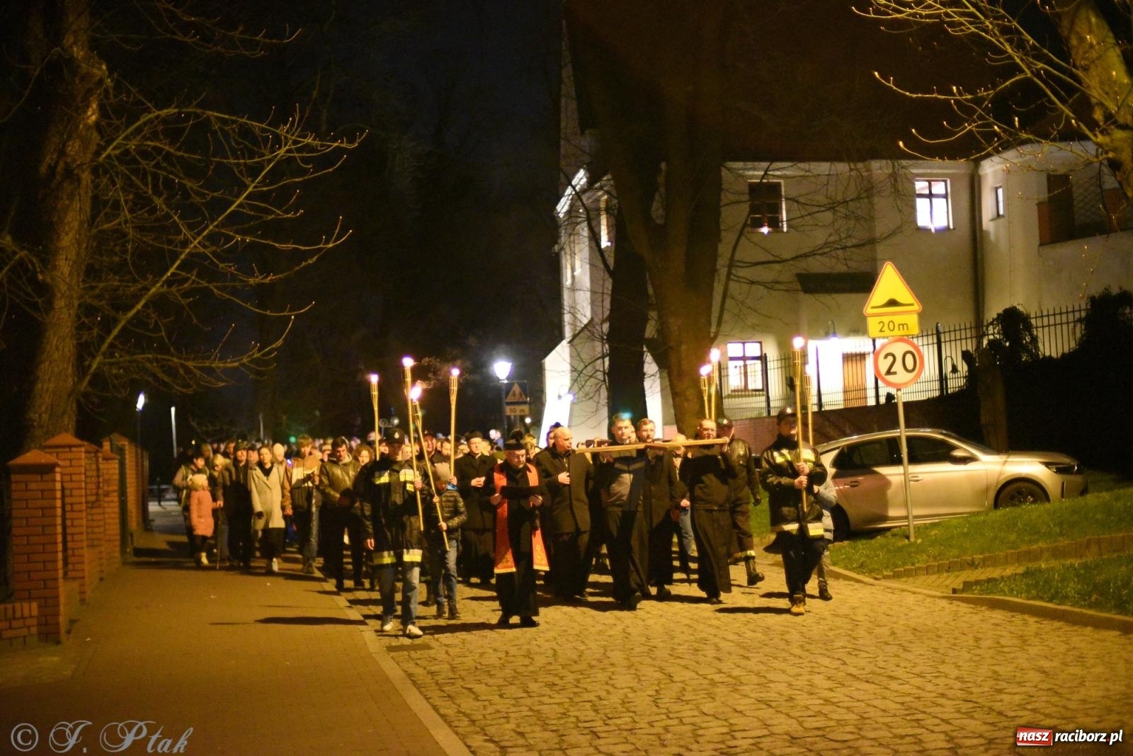 Zdjęcie w galerii na portalu naszraciborz.pl: Droga krzyżowa ulicami Raciborza [FOTO i WIDEO] wiadomości z regionu