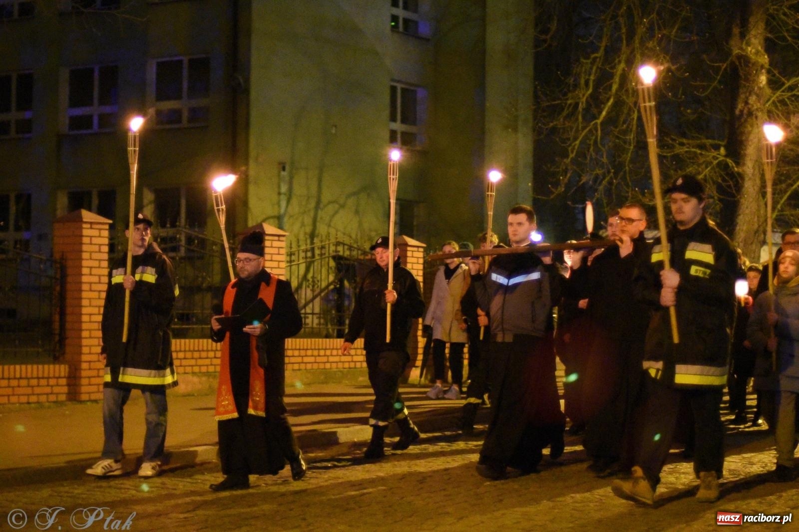 Zdjęcie w galerii na portalu naszraciborz.pl: Droga krzyżowa ulicami Raciborza [FOTO i WIDEO] wiadomości z regionu