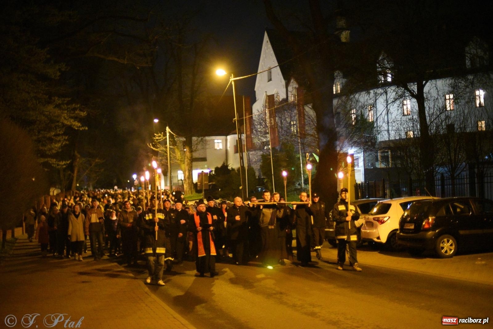 Zdjęcie w galerii na portalu naszraciborz.pl: Droga krzyżowa ulicami Raciborza [FOTO i WIDEO] wiadomości z regionu