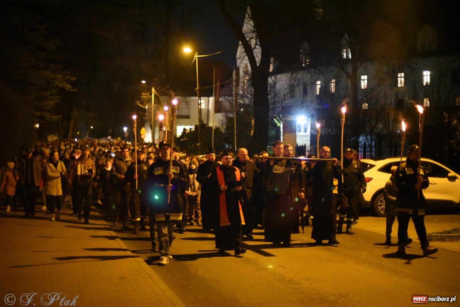 Zdjęcie w galerii na portalu naszraciborz.pl: Droga krzyżowa ulicami Raciborza [FOTO i WIDEO] wiadomości z regionu