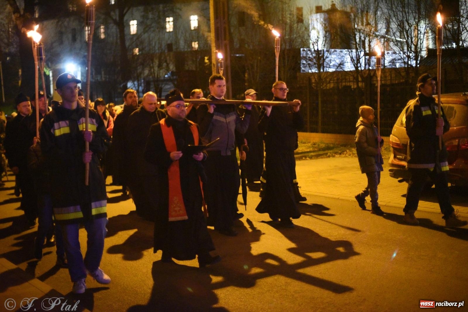 Zdjęcie w galerii na portalu naszraciborz.pl: Droga krzyżowa ulicami Raciborza [FOTO i WIDEO] wiadomości z regionu