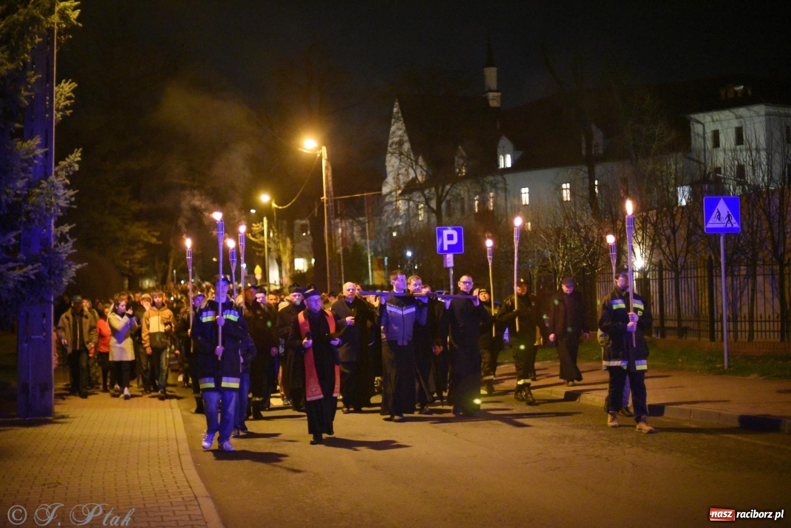 Zdjęcie w galerii na portalu naszraciborz.pl: Droga krzyżowa ulicami Raciborza [FOTO i WIDEO] wiadomości z regionu