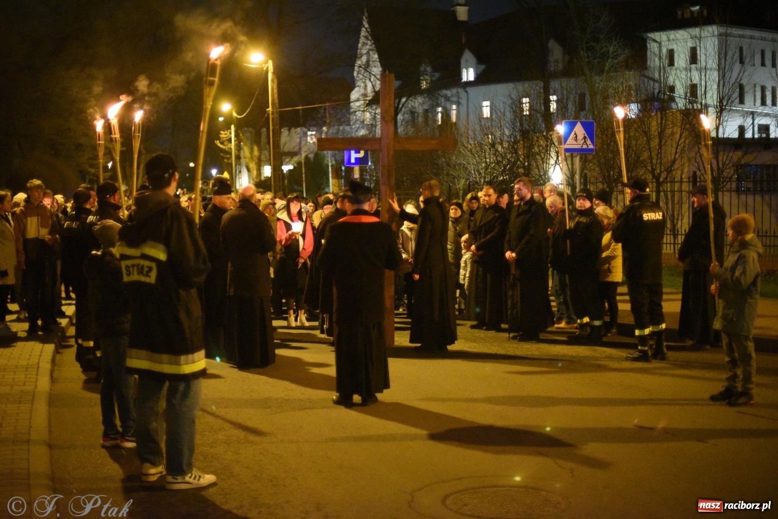 Zdjęcie w galerii na portalu naszraciborz.pl: Droga krzyżowa ulicami Raciborza [FOTO i WIDEO] wiadomości z regionu
