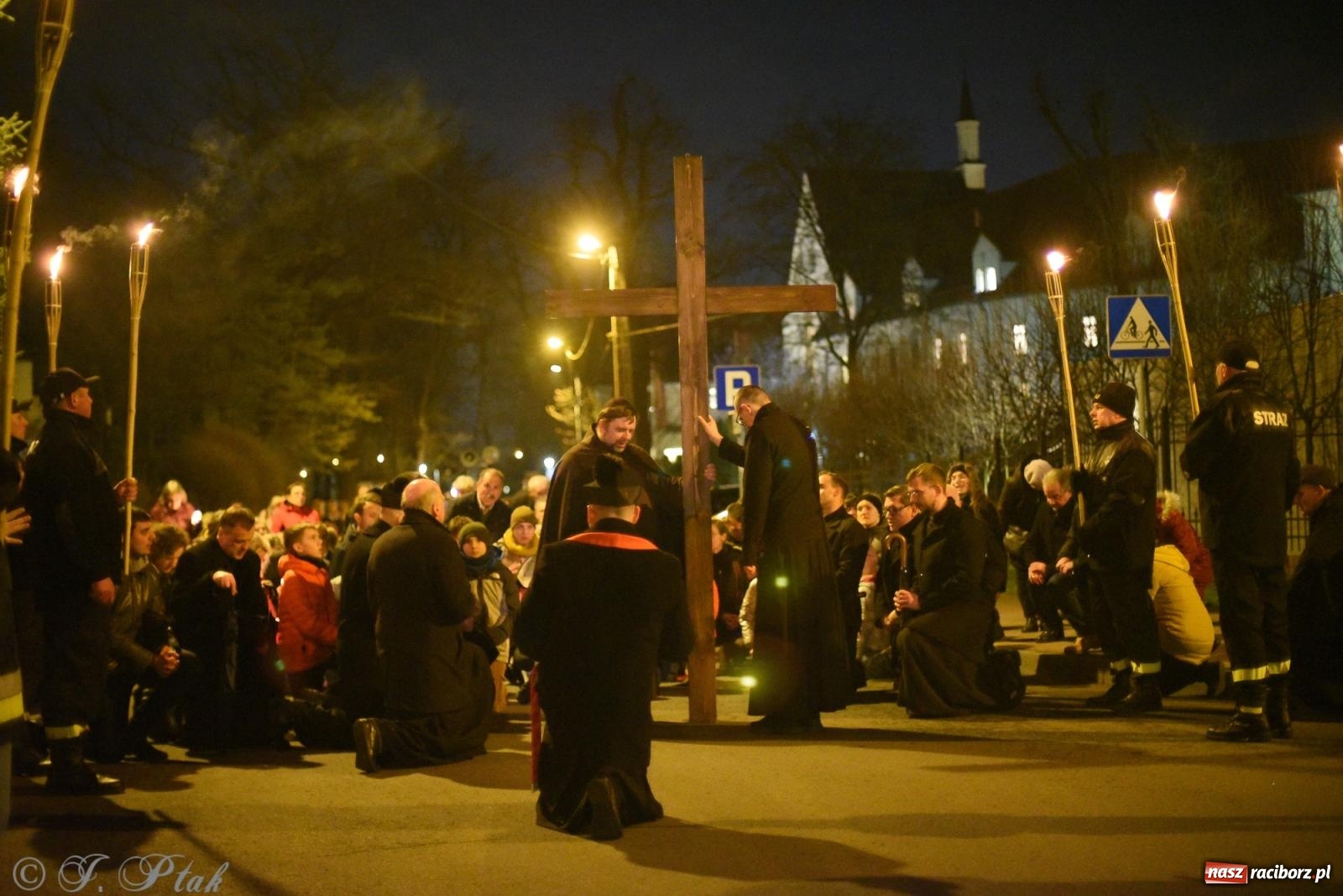 Zdjęcie w galerii na portalu naszraciborz.pl: Droga krzyżowa ulicami Raciborza [FOTO i WIDEO] wiadomości z regionu