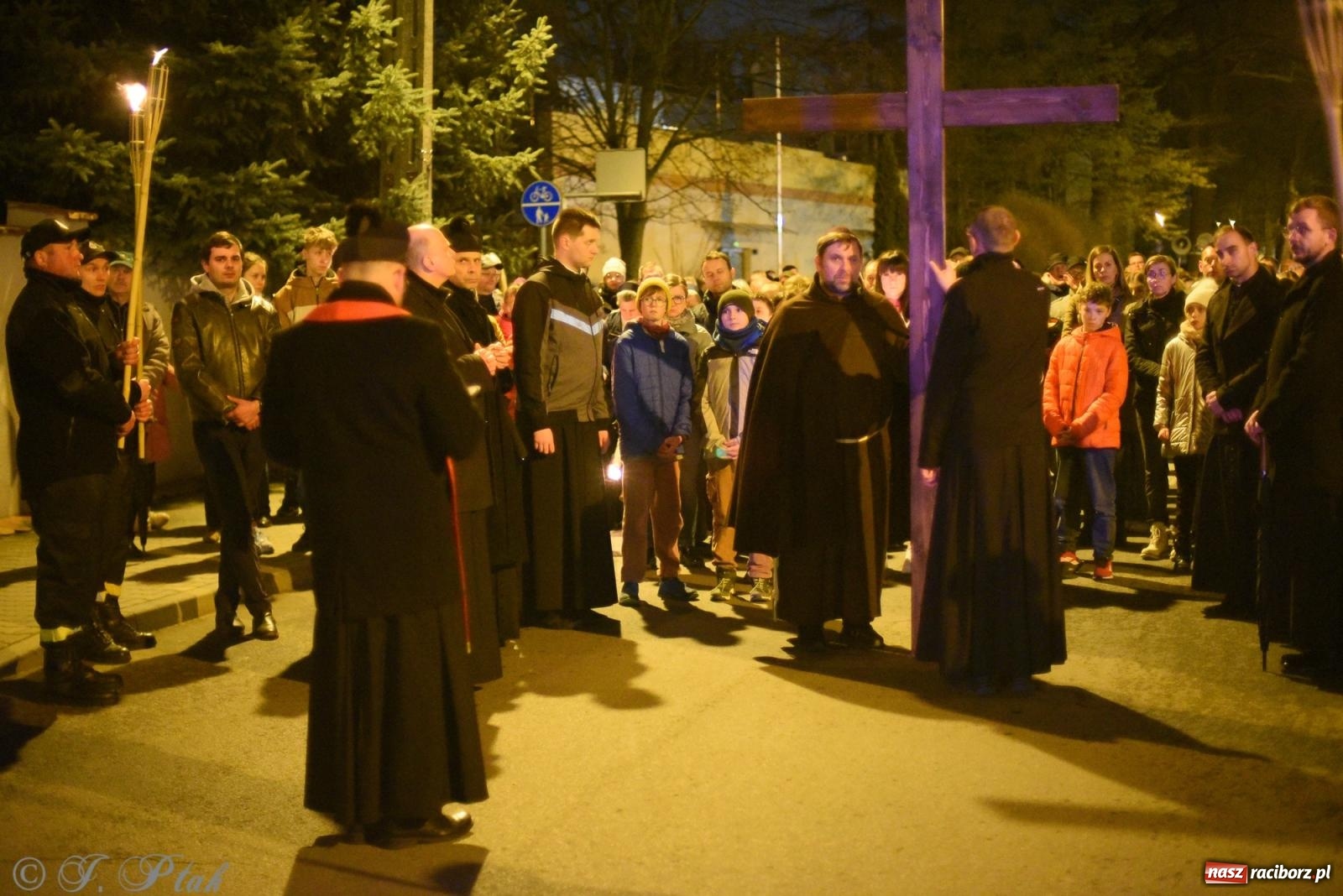 Zdjęcie w galerii na portalu naszraciborz.pl: Droga krzyżowa ulicami Raciborza [FOTO i WIDEO] wiadomości z regionu