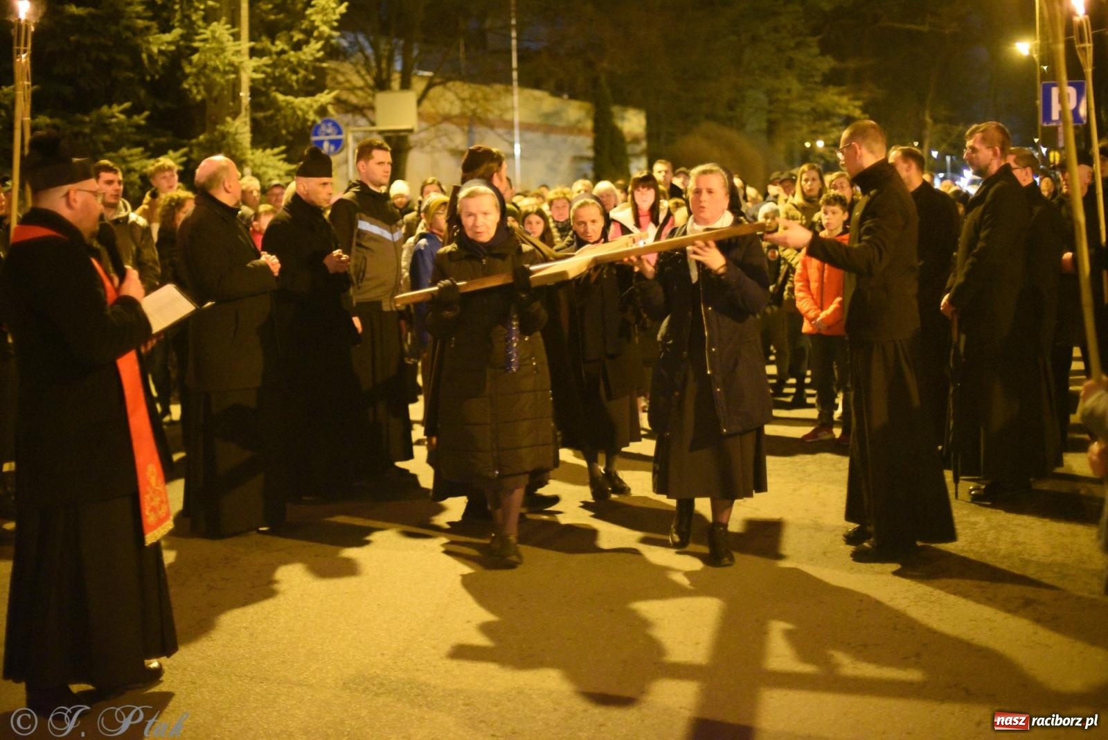 Zdjęcie w galerii na portalu naszraciborz.pl: Droga krzyżowa ulicami Raciborza [FOTO i WIDEO] wiadomości z regionu