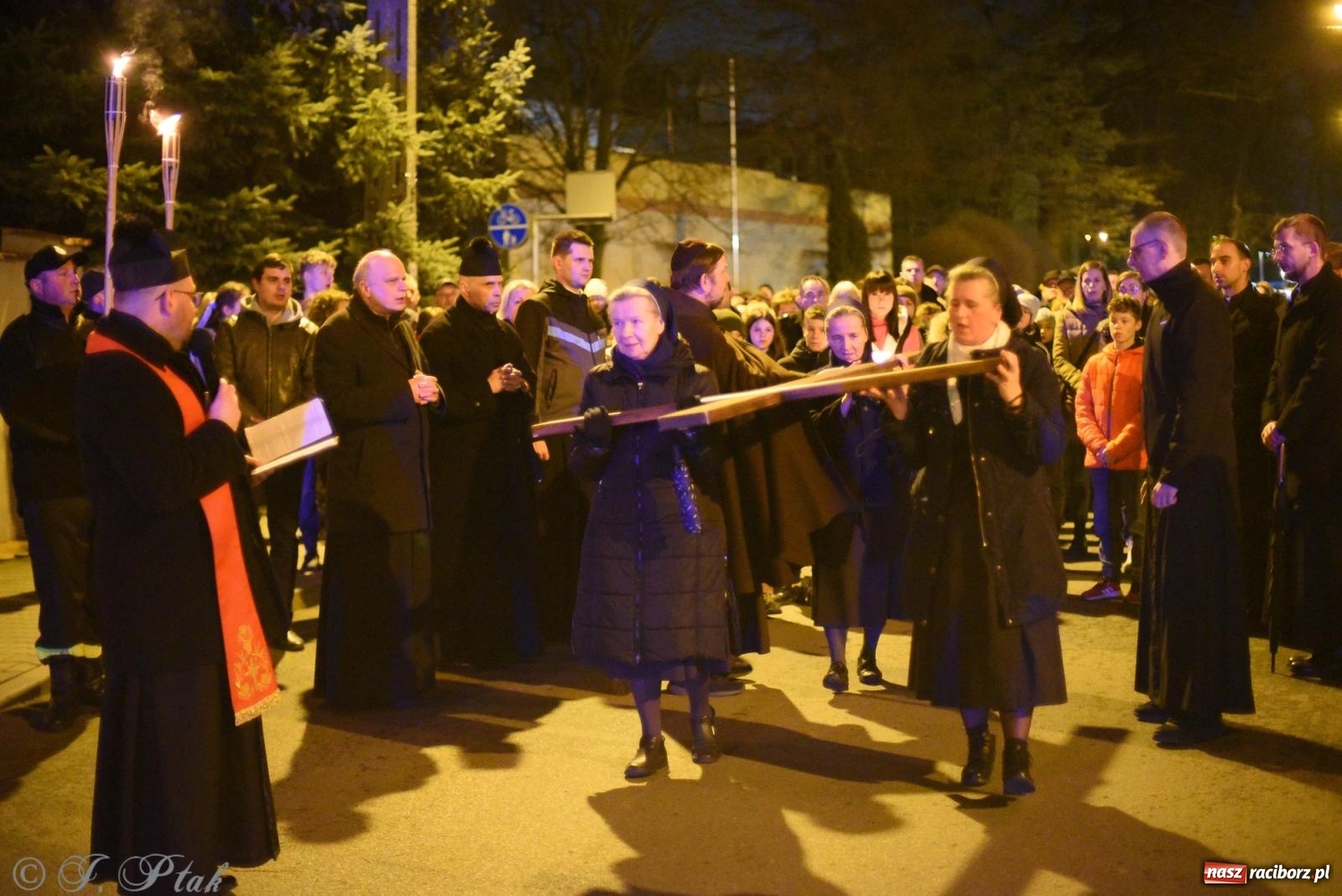 Zdjęcie w galerii na portalu naszraciborz.pl: Droga krzyżowa ulicami Raciborza [FOTO i WIDEO] wiadomości z regionu