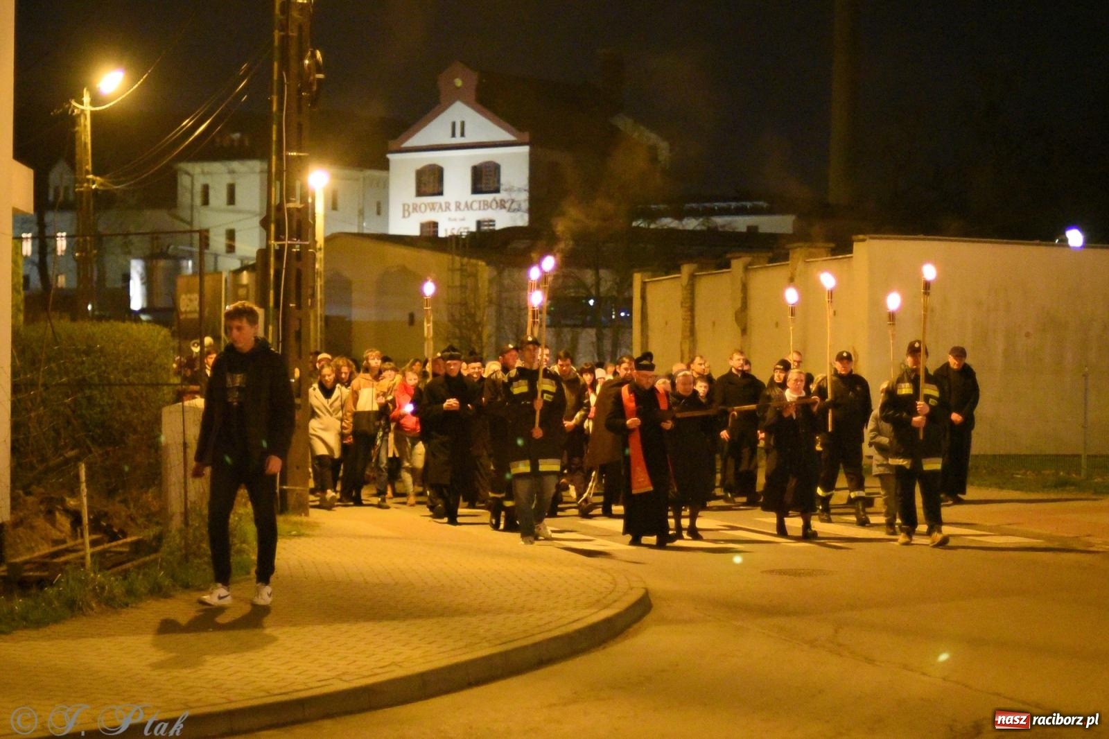 Zdjęcie w galerii na portalu naszraciborz.pl: Droga krzyżowa ulicami Raciborza [FOTO i WIDEO] wiadomości z regionu