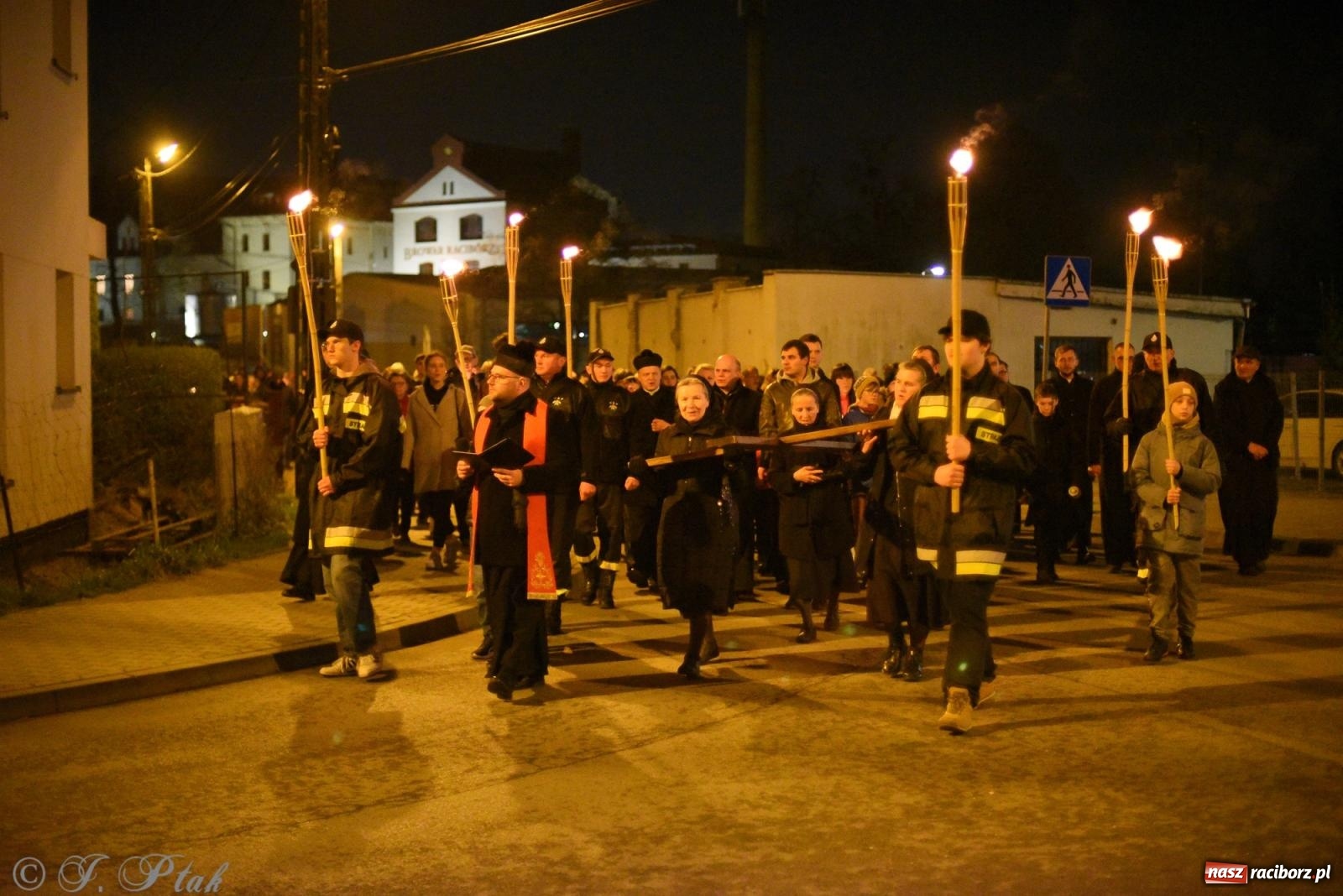 Zdjęcie w galerii na portalu naszraciborz.pl: Droga krzyżowa ulicami Raciborza [FOTO i WIDEO] wiadomości z regionu