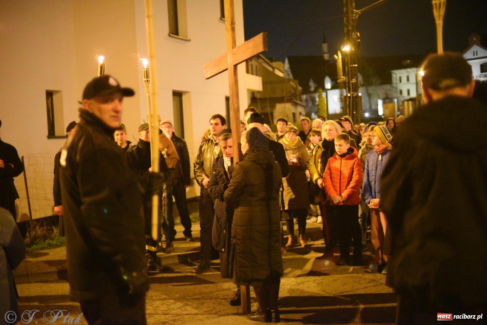 Zdjęcie w galerii na portalu naszraciborz.pl: Droga krzyżowa ulicami Raciborza [FOTO i WIDEO] wiadomości z regionu