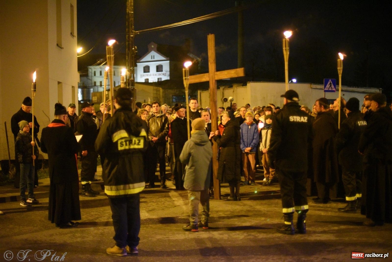 Zdjęcie w galerii na portalu naszraciborz.pl: Droga krzyżowa ulicami Raciborza [FOTO i WIDEO] wiadomości z regionu