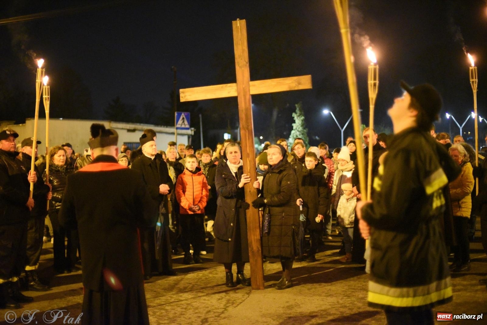 Zdjęcie w galerii na portalu naszraciborz.pl: Droga krzyżowa ulicami Raciborza [FOTO i WIDEO] wiadomości z regionu