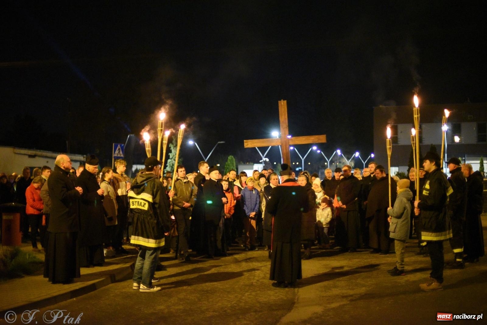 Zdjęcie w galerii na portalu naszraciborz.pl: Droga krzyżowa ulicami Raciborza [FOTO i WIDEO] wiadomości z regionu