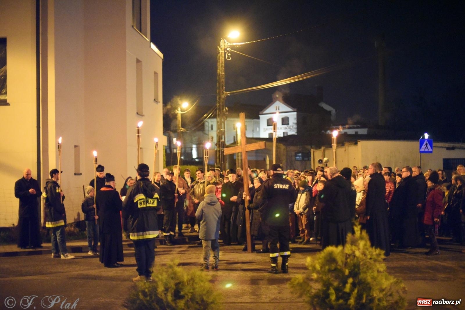 Zdjęcie w galerii na portalu naszraciborz.pl: Droga krzyżowa ulicami Raciborza [FOTO i WIDEO] wiadomości z regionu