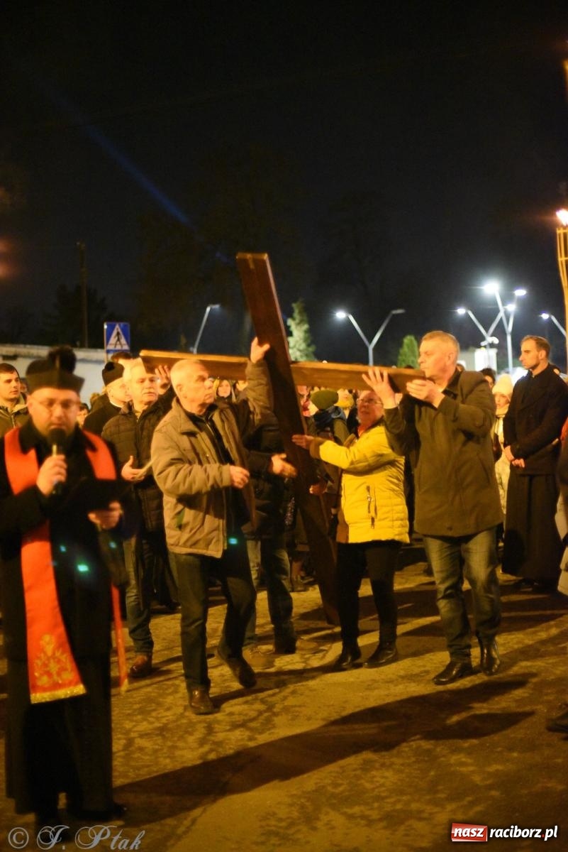 Zdjęcie w galerii na portalu naszraciborz.pl: Droga krzyżowa ulicami Raciborza [FOTO i WIDEO] wiadomości z regionu