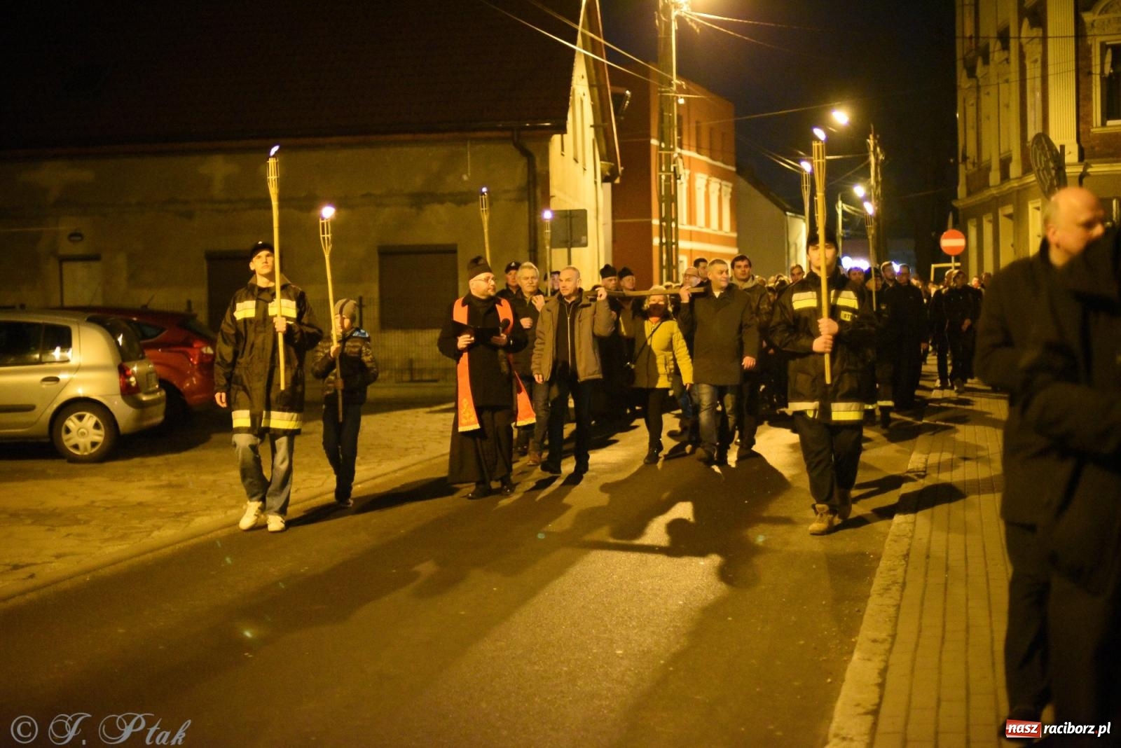 Zdjęcie w galerii na portalu naszraciborz.pl: Droga krzyżowa ulicami Raciborza [FOTO i WIDEO] wiadomości z regionu