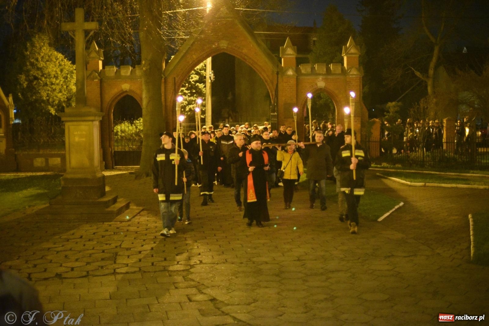 Zdjęcie w galerii na portalu naszraciborz.pl: Droga krzyżowa ulicami Raciborza [FOTO i WIDEO] wiadomości z regionu