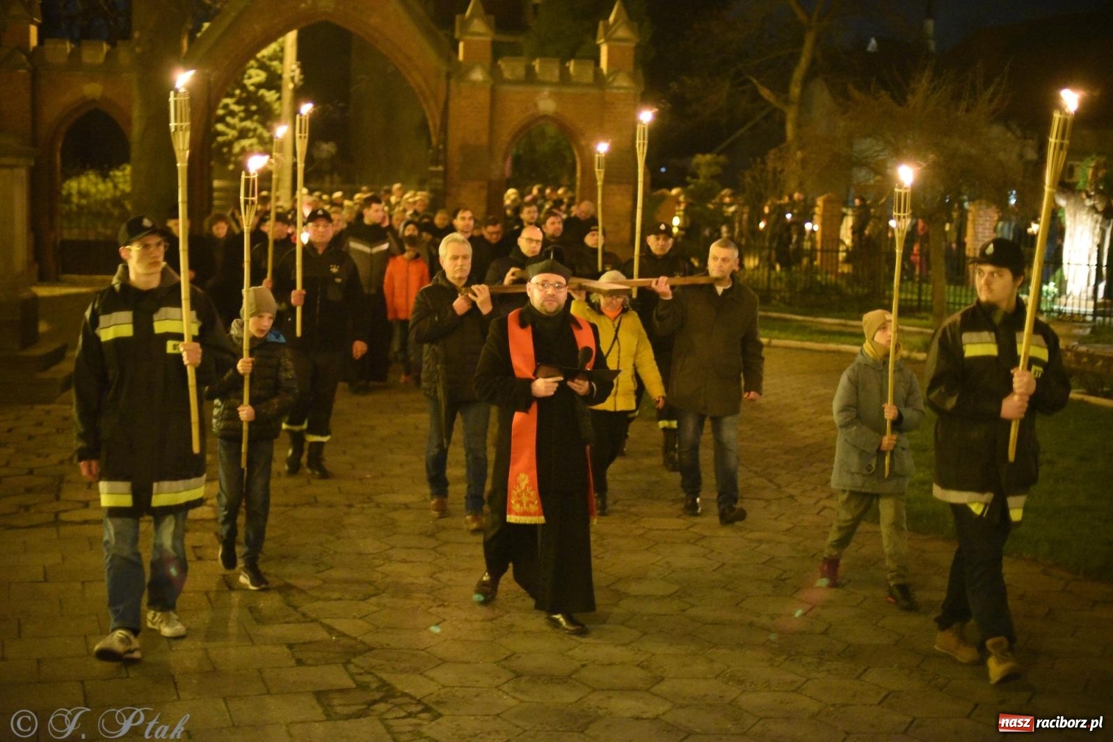 Zdjęcie w galerii na portalu naszraciborz.pl: Droga krzyżowa ulicami Raciborza [FOTO i WIDEO] wiadomości z regionu