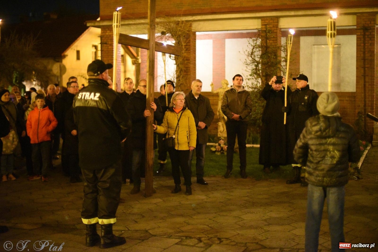 Zdjęcie w galerii na portalu naszraciborz.pl: Droga krzyżowa ulicami Raciborza [FOTO i WIDEO] wiadomości z regionu