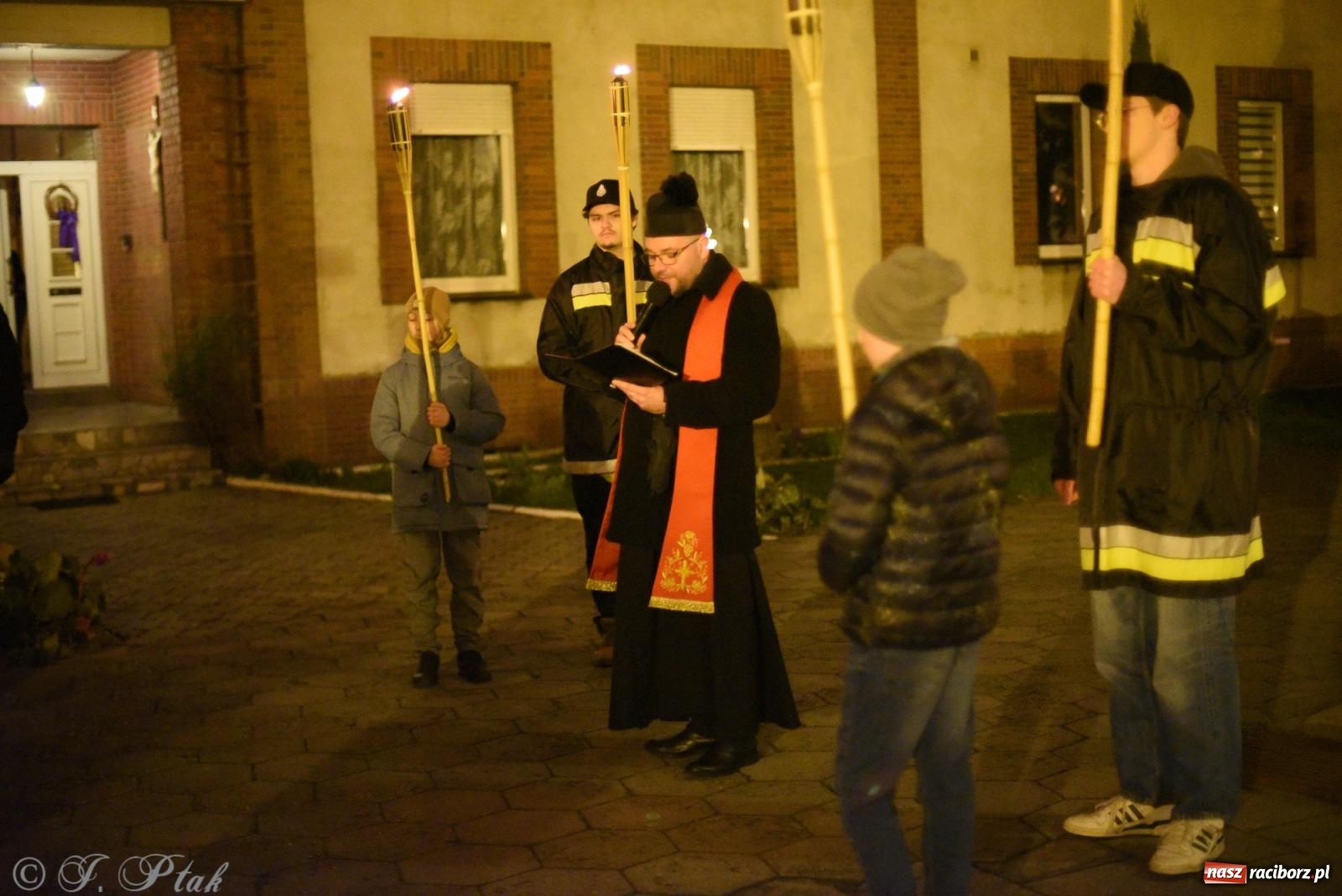 Zdjęcie w galerii na portalu naszraciborz.pl: Droga krzyżowa ulicami Raciborza [FOTO i WIDEO] wiadomości z regionu