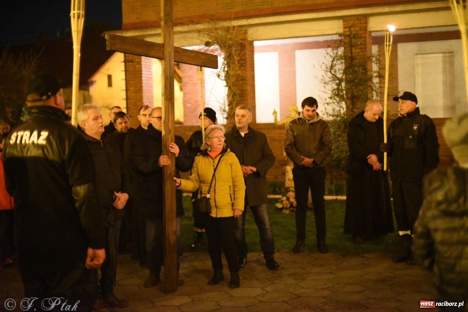 Zdjęcie w galerii na portalu naszraciborz.pl: Droga krzyżowa ulicami Raciborza [FOTO i WIDEO] wiadomości z regionu