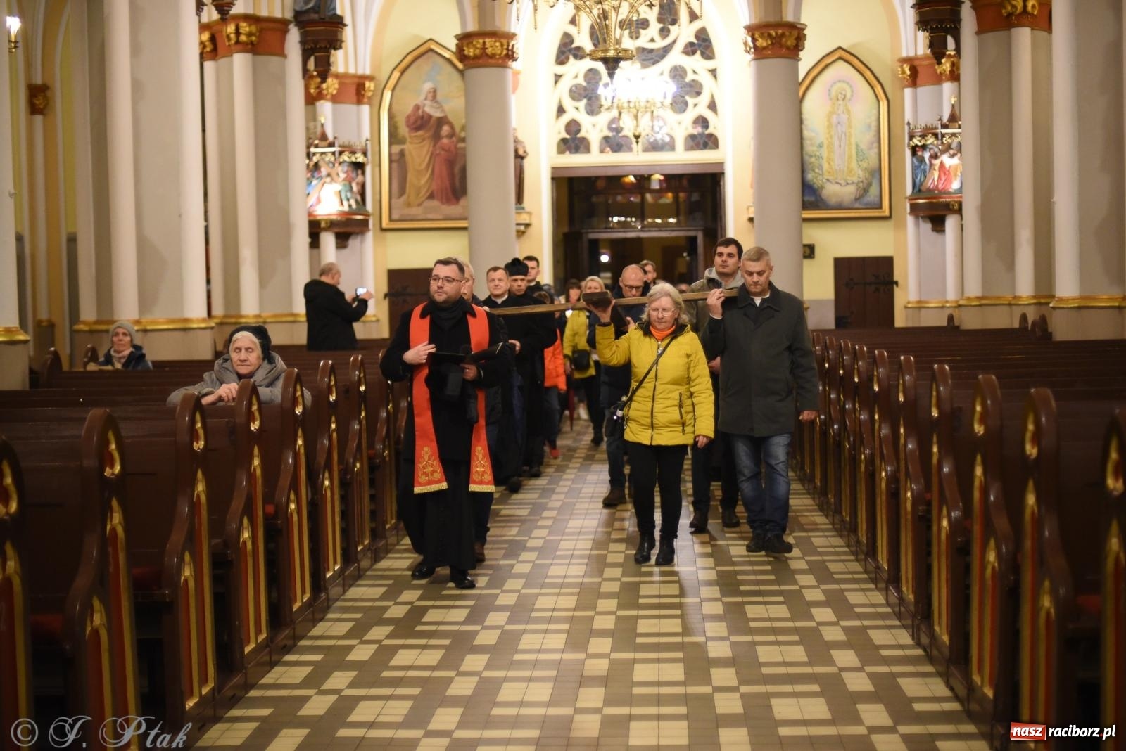 Zdjęcie w galerii na portalu naszraciborz.pl: Droga krzyżowa ulicami Raciborza [FOTO i WIDEO] wiadomości z regionu