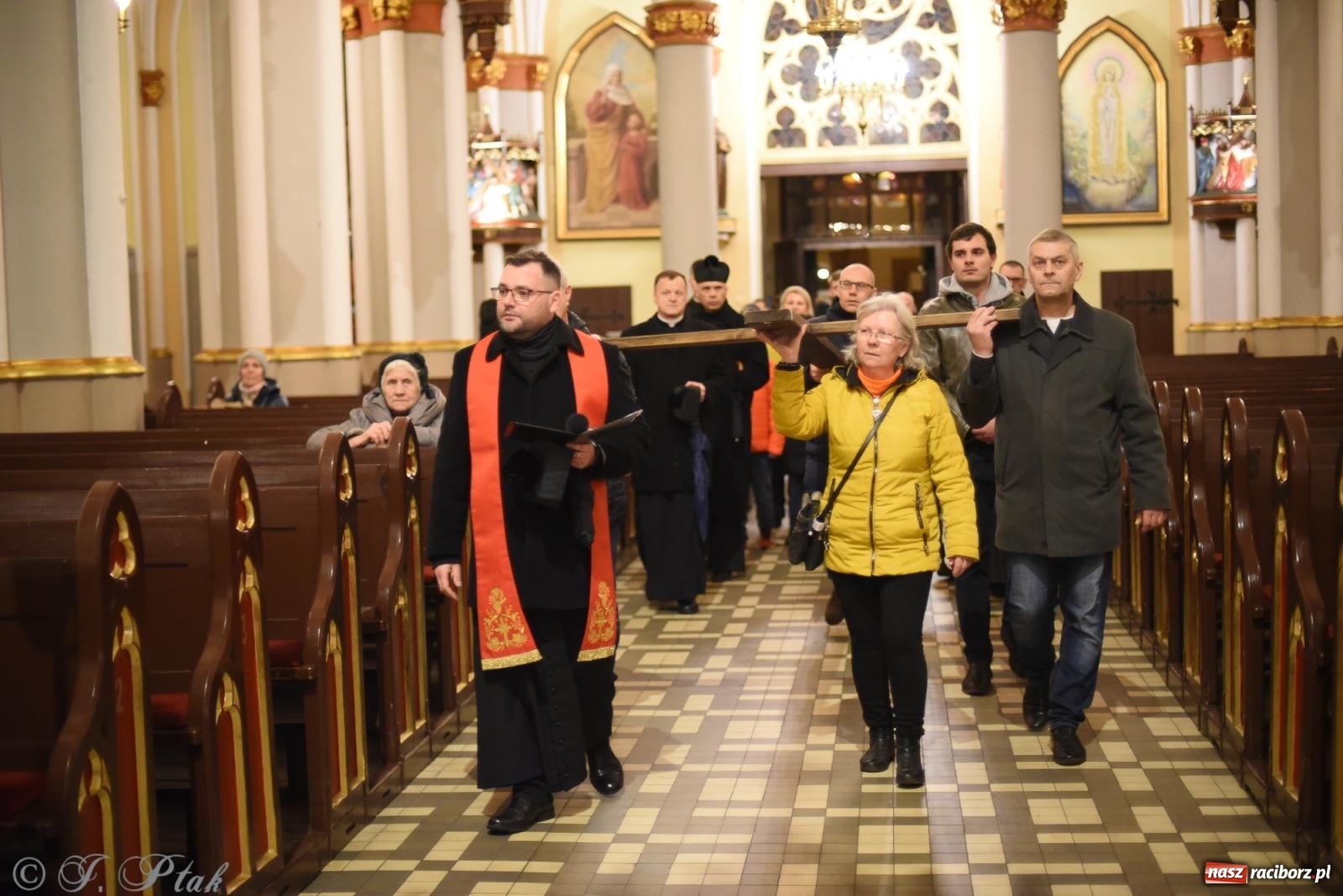 Zdjęcie w galerii na portalu naszraciborz.pl: Droga krzyżowa ulicami Raciborza [FOTO i WIDEO] wiadomości z regionu