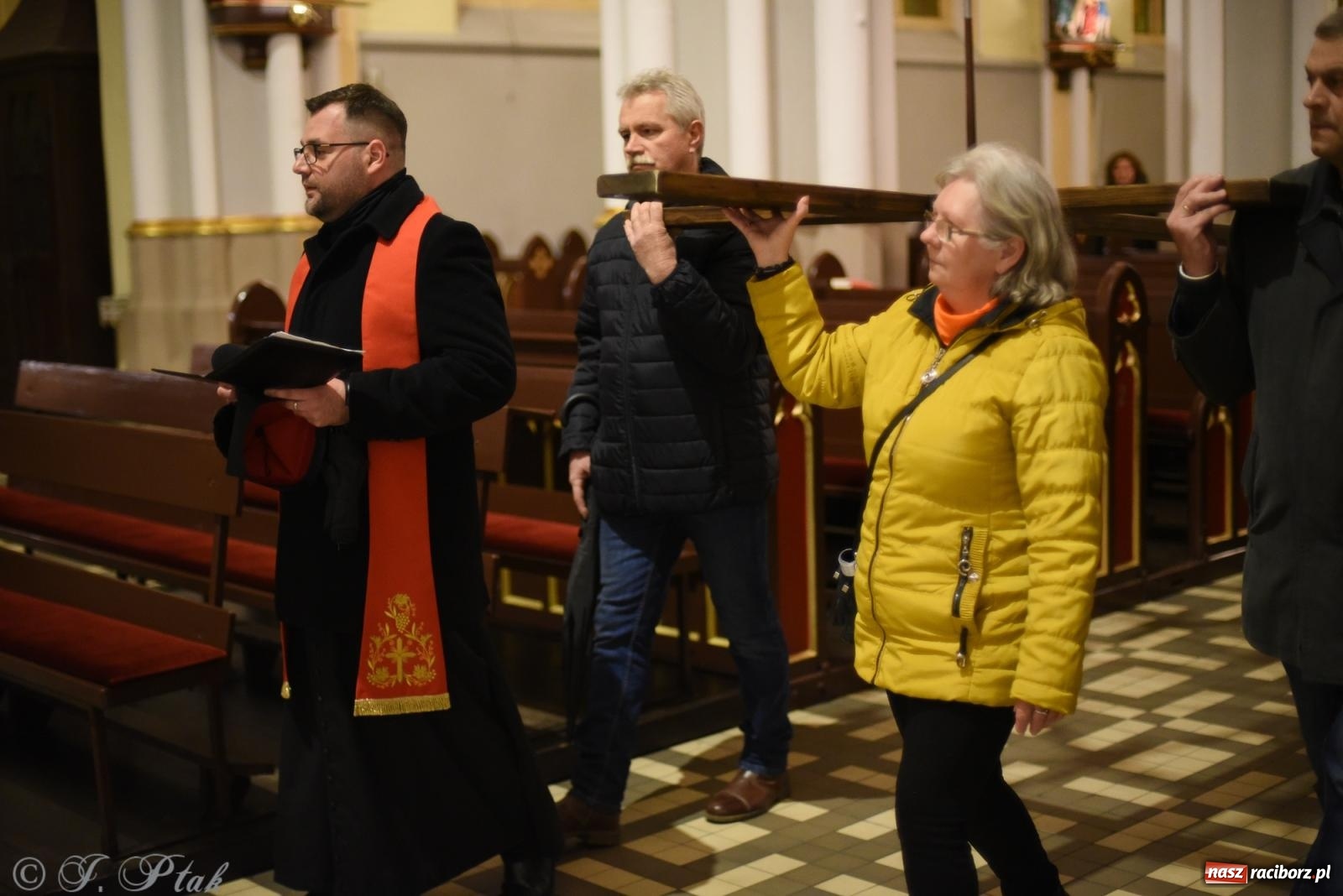 Zdjęcie w galerii na portalu naszraciborz.pl: Droga krzyżowa ulicami Raciborza [FOTO i WIDEO] wiadomości z regionu