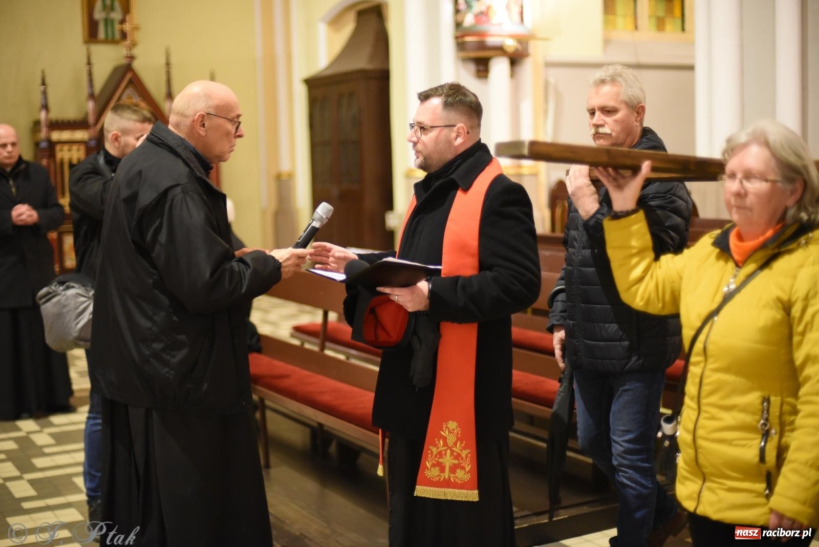 Zdjęcie w galerii na portalu naszraciborz.pl: Droga krzyżowa ulicami Raciborza [FOTO i WIDEO] wiadomości z regionu